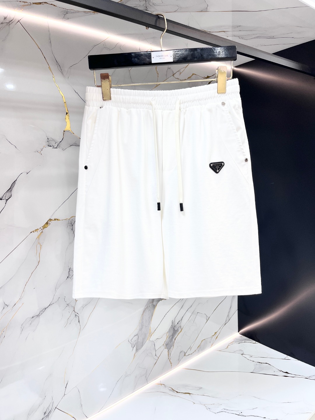 NO:847182,Prada's new spring and summer fashion essentials are lightweight and highly elastic casual shorts that are fashionable and handsome enough!  King style silhouette shows modern personality, fashion and charm. Original logo. Comfortable, soft and elastic. Standard size: M-3XL,, prada, prada, shorts,19860909Prada 普拉达春夏新款 时尚必备品 轻盈高弹休闲短裤时尚足够的帅！王者风范廓型 彰显出现代个性 时尚 魅力原版 logo 舒适柔软有弹性.标准码数M-3XL,,prada,prada,shorts,,Men's clothing
