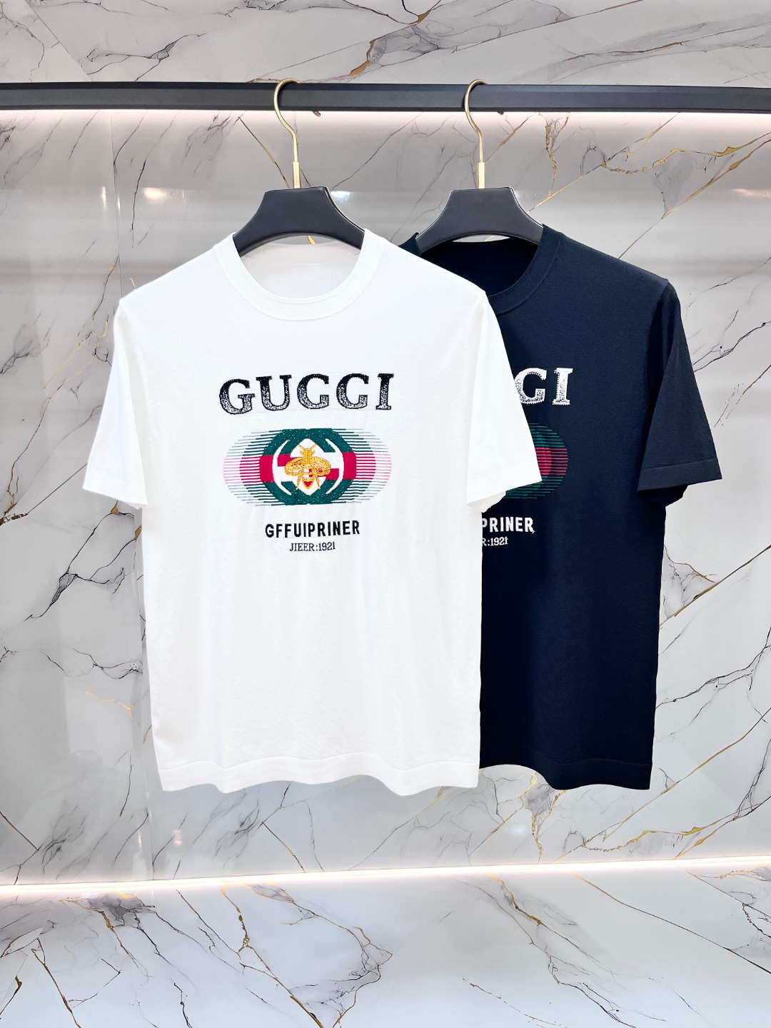 NO:847188,Gucci's popular spring and summer round-neck T-shirt, casual and fashionable outer wear, a must-have for inner wear, comfortable and good-looking, visible on the upper body. Custom-imported high-end knitted mercerized fabric, with a delicate, silky and textured feel. The upper body is comfortable, breathable and refreshing, and fashionable and stylish. The counter logo design is very unique, original quality and craftsmanship, perfect three-dimensional slim fit, and the seams and seams are very rigorous and elegant. Absolute first-line OEM requirements!  Don’t miss it, male gods!  Size M-3XL,,gucci,tees,t-shirt,19860909Gucci 古奇 春夏爆款圆领T恤,休闲时尚外穿 内搭必备款,舒适好看上身可见 定制进口高端针织丝光面料,手感细腻丝滑有质感,上身舒适透气清爽,穿着时尚大气有型 专柜标志设计非常独特,原版品质与工艺 完美立体修身剪裁 锁边缝盘都非常严谨考究 绝对一线代工要求！男神们别错过！尺码 M-3XL,,gucci,tees，t-shirt,,Men's clothing