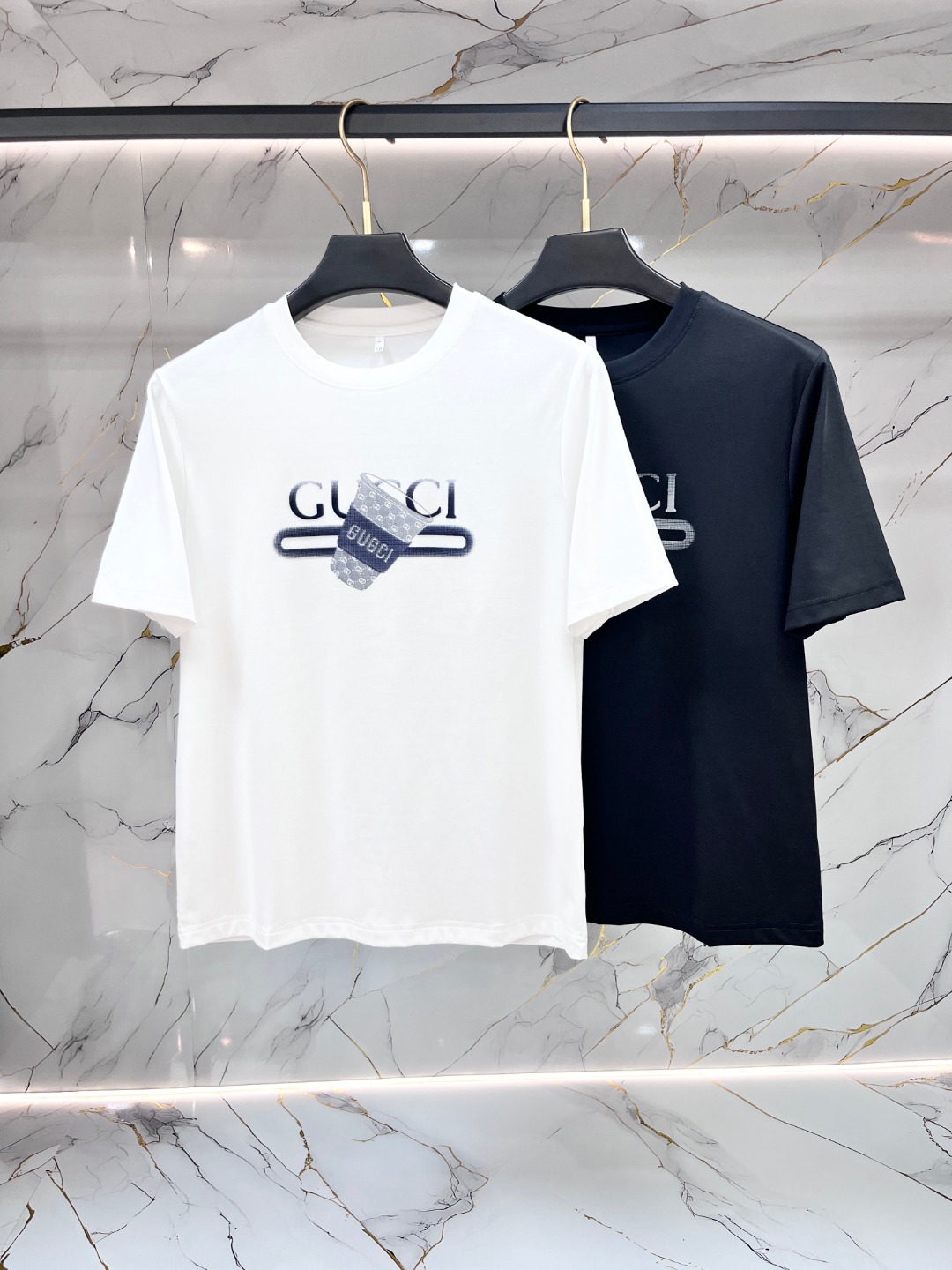 NO:847191,Gucci's popular spring and summer round-neck T-shirt, casual and fashionable outer wear, a must-have for inner wear, comfortable and good-looking, visible on the upper body. Custom-imported high-end fabrics, with a delicate, silky and textured feel, the upper body is comfortable, breathable and refreshing, fashionable and stylish. The counter logo design is very unique, original quality and craftsmanship, perfect three-dimensional slim tailoring, and the seams and seams are very rigorous. Absolutely the first-line OEM requirements!  Don’t miss it, male gods!  Size M-3XL,,gucci,tees,t-shirt,19860909Gucci 古奇 春夏爆款圆领T恤,休闲时尚外穿 内搭必备款,舒适好看上身可见 定制进口高端面料,手感细腻丝滑有质感,上身舒适透气清爽,穿着时尚大气有型 专柜标志设计非常独特,原版品质与工艺 完美立体修身剪裁 锁边缝盘都非常严谨考究 绝对一线代工要求！男神们别错过！尺码 M-3XL,,gucci,tees，t-shirt,,Men's clothing