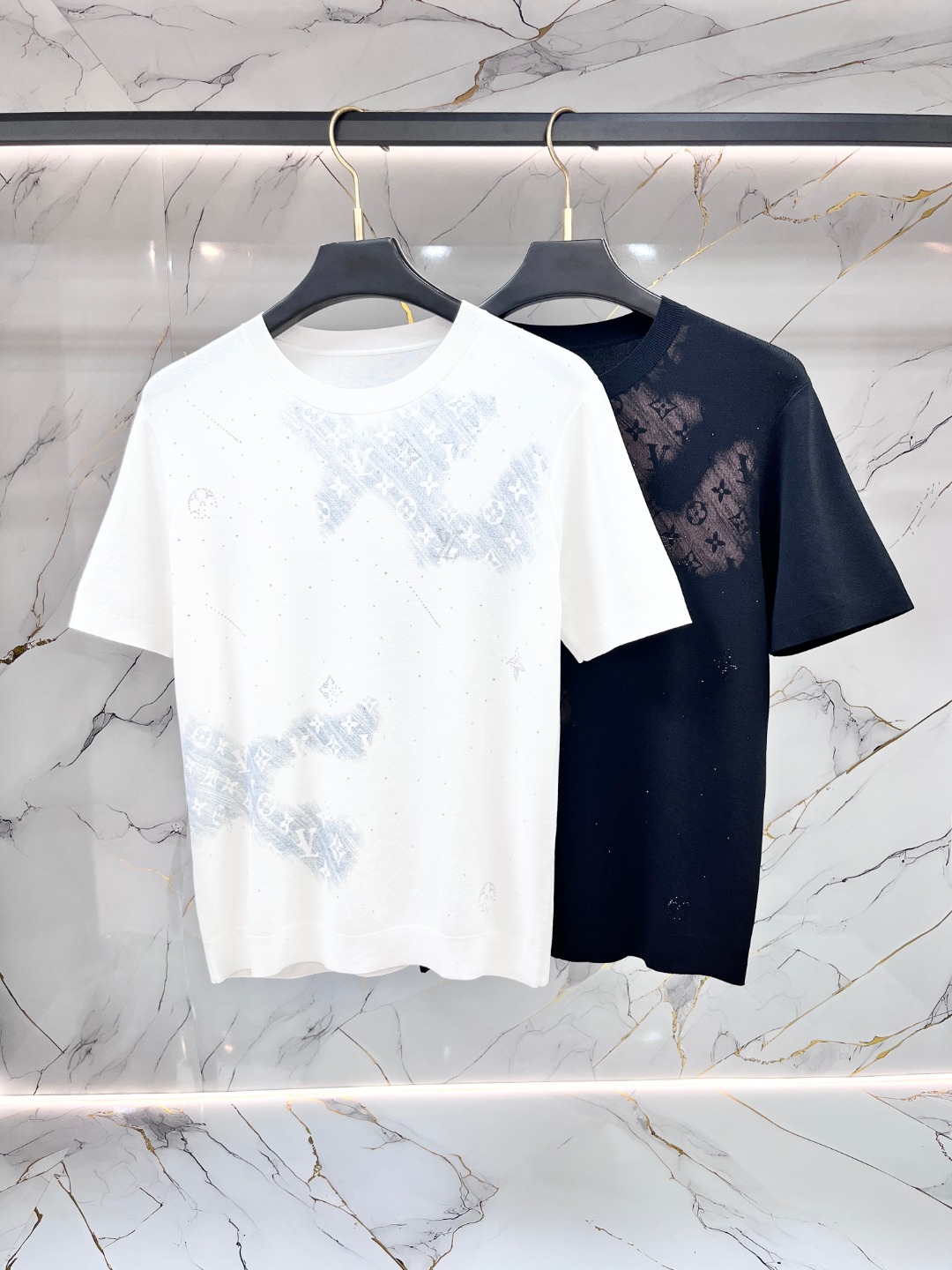 NO:847194,LV Louis Vuitton's popular round-neck T-shirt for spring and summer, casual and fashionable outer wear. A must-have for inner wear, comfortable and good-looking, visible on the upper body. Custom-imported high-end knitted mercerized fabric, with a delicate, silky and textured feel. The upper body is comfortable, breathable and refreshing, and it is fashionable and stylish. The counter logo design is very unique, original quality and craftsmanship, perfect three-dimensional slim tailoring, and the seams and seams are very rigorous. Absolute first-line OEM requirements!  Don’t miss it, male gods!  Size M-3XL,,louis vuitton,louis vuitton,tees,t-shirt,19860909LV 路易威登 春夏爆款圆领T恤,休闲时尚外穿 内搭必备款,舒适好看上身可见 定制进口高端针织丝光面料,手感细腻丝滑有质感,上身舒适透气清爽,穿着时尚大气有型 专柜标志设计非常独特,原版品质与工艺 完美立体修身剪裁 锁边缝盘都非常严谨考究 绝对一线代工要求！男神们别错过！尺码 M-3XL,,louis vuitton,louis vuitton,tees，t-shirt,,Men's clothing