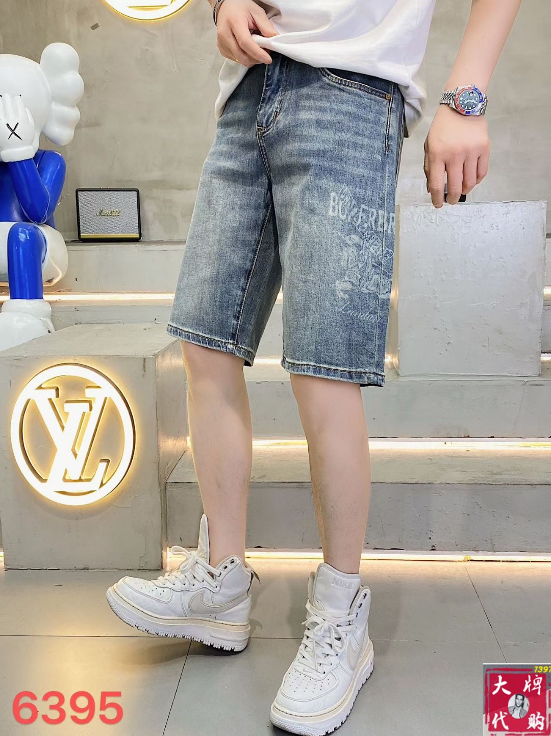 NO:911250,Burberry men's shorts and jeans, original factory, original fabric and original wash!  Imported original washed elastic fabric, complicated handicraft superposition, any washing process will turn into a completely different color effect if you stay for a few seconds longer, so it is more precious, especially durable and taste-resistant... Use the best elastic texture of tannin, genuine leather labels, high-end metal accessories... to create a unique and original jeans style!  Original hardware accessories, super correct fit, comfortable and breathable, extremely high grade, counter quality, handsome upper body. Size 29-38, burberry, burberry, shorts, jeans,19860909Burberry 巴宝莉 男士短裤牛仔裤 原厂原布原洗水！进口原版水洗弹力面料,复杂的手工艺叠加,任何一个洗水环节多停留几秒都会变成完全不一样的颜色效果,所以越加珍贵,特别持久、耐味…… 选用上乘的丹宁弹力质感,真皮皮牌、高定的金属辅料……打造出独特及原创的牛仔裤款型！原版五金辅料,版型超正,舒适透气,档次极高,专柜品质,上身帅气十足.码数29-38,,burberry,burberry,shorts,jeans,,Men's clothing