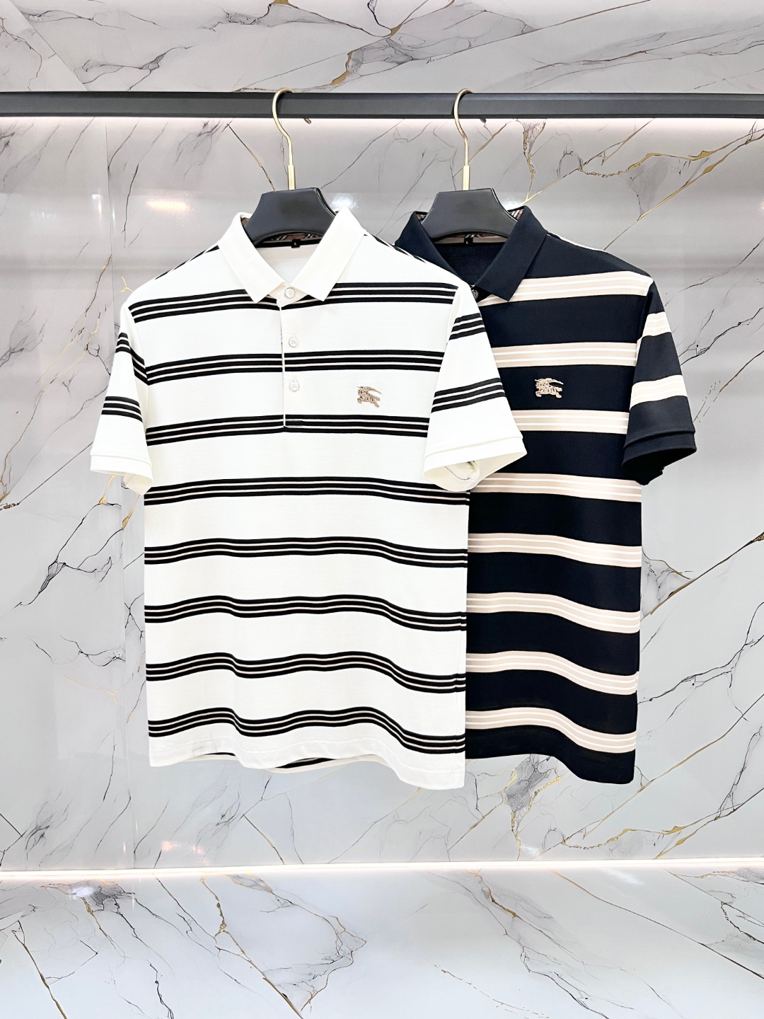 NO:911308,[Burberry] Men's Lapel Polo Shirt!  Classic business men's style, the ceiling-level business men's style of high-end men's clothing!  Simple and fashionable yet elegant, it looks great when worn alone, and quality control/details control can be taken away with your eyes closed. It is low-key, luxurious and connotative!  The custom-woven mesh pique cotton fabric supplied by the customer is carefully made. The mesh texture is evenly arranged on the surface of the fabric. It has excellent breathability and heat dissipation and perspiration. The upper body comfort is completely better than ordinary single-sided jersey tissue!  The classic brand LOGO on the hem is made with top-notch craftsmanship. The LOGO is three-dimensional, clear and full, and has extraordinary texture. Whether it is worn as an inner layer or worn alone, it is a classic product!  The exquisite cutting technology and every detail are handled very standard and delicately, which cannot be compared with other low-end products on the market. It is a must-have basic and versatile style for men!  Size M-4XL,,burberry,burberry,19860909【 Burberry 巴宝莉】男士翻领Polo衫！经典商务男款,高端男装的天花板级别的商务男款！简约时尚大气不失优雅,单穿内搭体面过人,品质控/细节控的闭眼带走,低调又奢华有内涵！ 客供定织网眼珠地棉布精心制成,面料表面排列均匀整齐的网眼纹理,透气性和散热排汗性极佳,上身舒适程度完全优于普通单面汗布组织！下摆经典的品牌LOGO标识,采用顶级工艺打造,LOGO立体清晰饱满,质感非凡的特质,无论是内搭还是单穿都是一款经典领域的产品！精妙绝伦的裁剪工艺,每一个细节处理的非常标准细腻,非市面一般LOW货可以媲美的,男士必入基础百搭款！ 码数M-4XL,,burberry,burberry,,Men's clothing