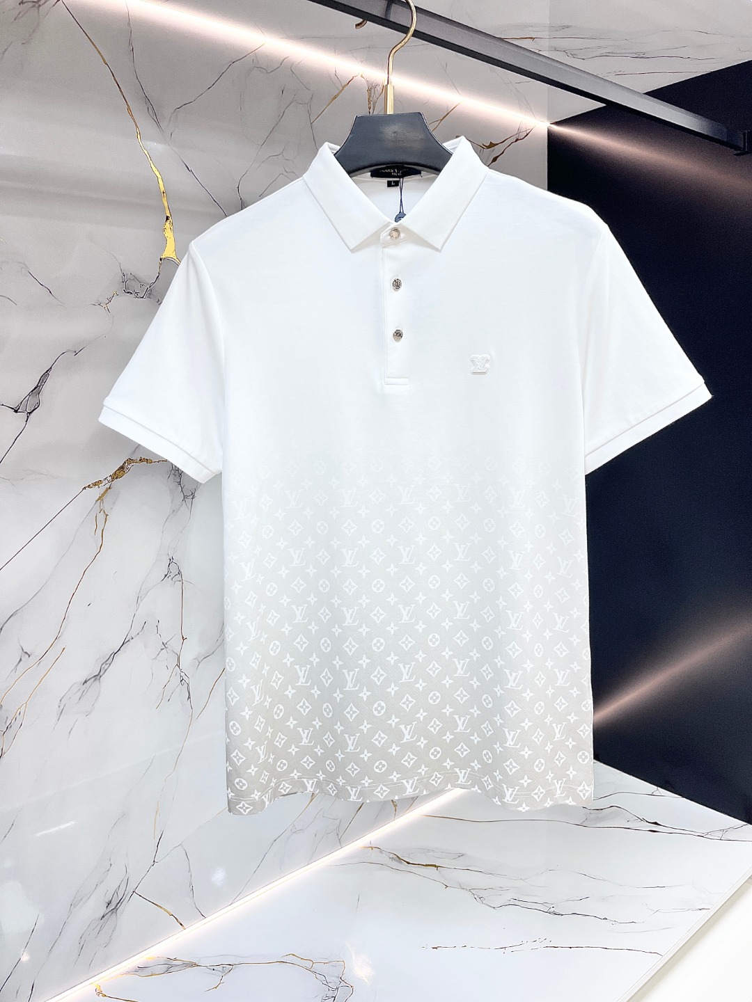 NO:955739,[LV Louis Vuitton] Men's lapel polo shirt!  Classic business men's style, the ceiling-level business men's style of high-end men's clothing!  Simple and fashionable yet elegant, it looks great when worn alone, and the quality/details control can be taken away with your eyes closed. It is low-key, luxurious and connotative!  The custom-woven mesh pique cotton fabric is carefully made. The surface of the fabric is evenly arranged with a neat mesh texture. It has excellent breathability and heat dissipation and perspiration. The upper body comfort is completely better than ordinary single-sided jersey tissue!  The classic brand LOGO on the hem is made with top-notch craftsmanship. The LOGO is three-dimensional, clear and full, and has extraordinary texture. Whether it is worn as an inner layer or worn alone, it is a classic product!  The exquisite cutting technology and every detail are handled very standard and delicately, which cannot be compared with other low-end products on the market. It is a must-have basic and versatile style for men!  Size M-4XL,,louis vuitton,louis vuitton,19860909【 LV 路易威登】男士翻领Polo衫！经典商务男款,高端男装的天花板级别的商务男款！简约时尚大气不失优雅,单穿内搭体面过人,品质控/细节控的闭眼带走,低调又奢华有内涵！ 客供定织网眼珠地棉布精心制成,面料表面排列均匀整齐的网眼纹理,透气性和散热排汗性极佳,上身舒适程度完全优于普通单面汗布组织！下摆经典的品牌LOGO标识,采用顶级工艺打造,LOGO立体清晰饱满,质感非凡的特质,无论是内搭还是单穿都是一款经典领域的产品！精妙绝伦的裁剪工艺,每一个细节处理的非常标准细腻,非市面一般LOW货可以媲美的,男士必入基础百搭款！ 码数M-4XL,,louis vuitton,louis vuitton,,Men's clothing