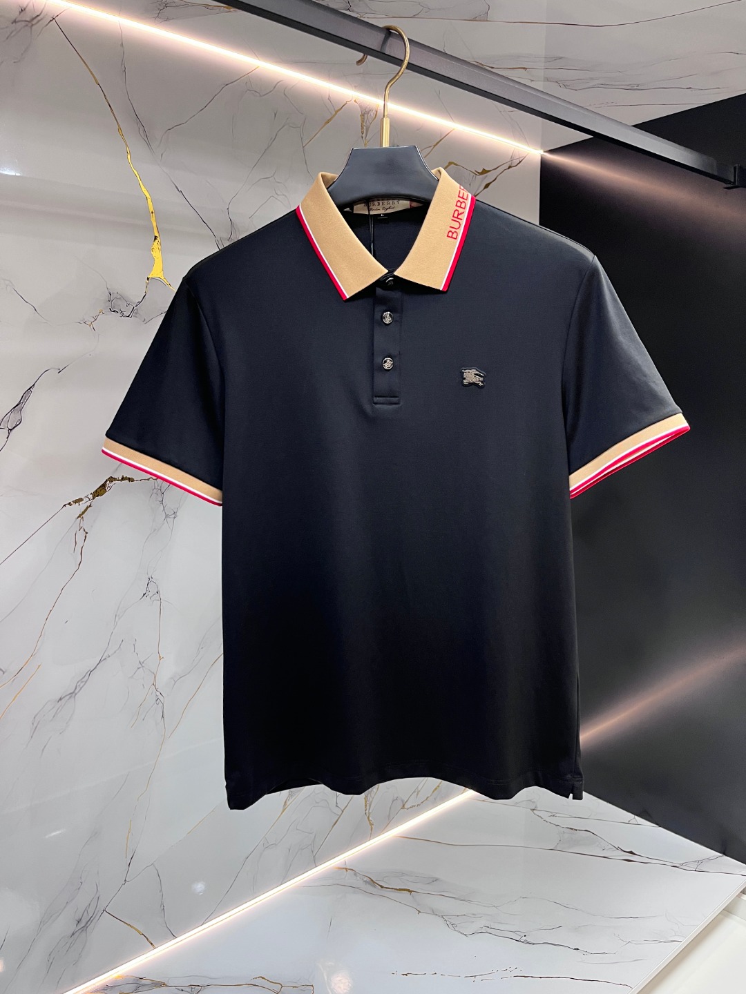 NO:955747,[Burberry] Men's Lapel Polo Shirt!  Classic business men's style, the ceiling-level business men's style of high-end men's clothing!  Simple and fashionable yet elegant, it looks great when worn alone, and the quality/details control can be taken away with your eyes closed. It is low-key, luxurious and connotative!  The custom-woven mesh pique cotton fabric is carefully made. The surface of the fabric is evenly arranged with a neat mesh texture. It has excellent breathability and heat dissipation and perspiration. The upper body comfort is completely better than ordinary single-sided jersey tissue!  The classic brand LOGO on the hem is made with top-notch craftsmanship. The LOGO is three-dimensional, clear and full, and has extraordinary texture. Whether it is worn as an inner layer or worn alone, it is a classic product!  The exquisite cutting technology and every detail are handled very standard and delicately, which cannot be compared with other low-end products on the market. It is a must-have basic and versatile style for men!  Size M-4XL,,burberry,burberry,19860909【 Burberry 巴宝莉】男士翻领Polo衫！经典商务男款,高端男装的天花板级别的商务男款！简约时尚大气不失优雅,单穿内搭体面过人,品质控/细节控的闭眼带走,低调又奢华有内涵！ 客供定织网眼珠地棉布精心制成,面料表面排列均匀整齐的网眼纹理,透气性和散热排汗性极佳,上身舒适程度完全优于普通单面汗布组织！下摆经典的品牌LOGO标识,采用顶级工艺打造,LOGO立体清晰饱满,质感非凡的特质,无论是内搭还是单穿都是一款经典领域的产品！精妙绝伦的裁剪工艺,每一个细节处理的非常标准细腻,非市面一般LOW货可以媲美的,男士必入基础百搭款！ 码数M-4XL,,burberry,burberry,,Men's clothing