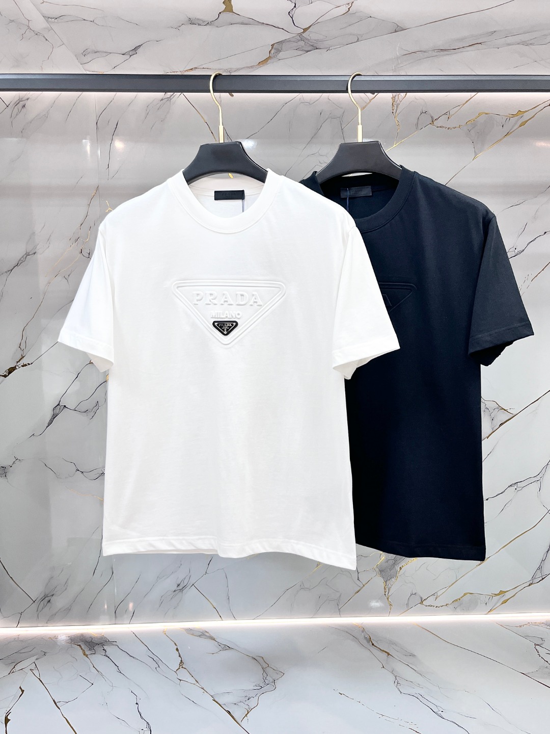 NO:955792,Prada Prada's Max XL can wear up to 200 pounds. Top round neck casual short sleeves. Top version. High-end customized versatile style. Anyone can easily control it. Fully customized fabric. Latest logo design of luxury classic brand on the chest. It is very classy and a must-have for those who know their stuff!  The tailoring is slim-fitting, very refined, shows off aura, and highlights the sophistication of business men. This is the uniqueness, just the right fit, and the upper body effect is great!  Sizes XS-XL (counter sizes are equivalent to M-3XL), prada, prada, T-shirt,19860909Prada 普拉达 胖哥福音最大XL可穿200斤 顶级圆领休闲短袖 顶级版本 高级定制百搭款式 任何人都可以轻松驾驭 面料全订制工艺 胸前奢华经典品牌最新logo设计,非常显档次懂货的必须入！版型剪裁属于修身款 非常精致,显气场,又会凸显商务男士的精致,这就是独到之处,恰到好处的修身,上身效果非常赞！尺码XS-XL（专柜码等同M-3XL）,,prada,prada,T-shirt,,Men's clothing