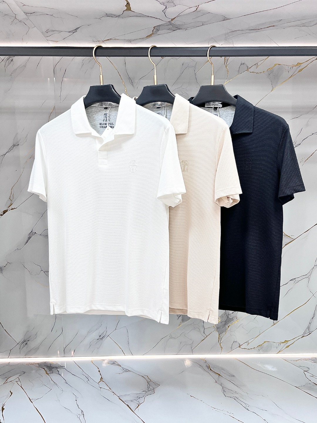 NO:911264,【BC】Men's Lapel Polo Shirt!  Classic business men's style, the ceiling-level business men's style of high-end men's clothing!  Simple and fashionable yet elegant, it looks great when worn alone, and quality control/details control can be taken away with your eyes closed. It is low-key, luxurious and connotative!  The custom-woven mesh pique cotton fabric supplied by the customer is carefully made. The mesh texture is evenly arranged on the surface of the fabric. It has excellent breathability and heat dissipation and perspiration. The upper body comfort is completely better than ordinary single-sided jersey tissue!  The classic brand LOGO on the hem is made with top-notch craftsmanship. The LOGO is three-dimensional, clear and full, and has extraordinary texture. Whether it is worn as an inner layer or worn alone, it is a classic product!  The exquisite cutting technology and every detail are handled very standard and delicately, which cannot be compared with other low-end products on the market. It is a must-have basic and versatile style for men!  Size M-4XL,,19860909【 BC】男士翻领Polo衫！经典商务男款,高端男装的天花板级别的商务男款！简约时尚大气不失优雅,单穿内搭体面过人,品质控/细节控的闭眼带走,低调又奢华有内涵！ 客供定织网眼珠地棉布精心制成,面料表面排列均匀整齐的网眼纹理,透气性和散热排汗性极佳,上身舒适程度完全优于普通单面汗布组织！下摆经典的品牌LOGO标识,采用顶级工艺打造,LOGO立体清晰饱满,质感非凡的特质,无论是内搭还是单穿都是一款经典领域的产品！精妙绝伦的裁剪工艺,每一个细节处理的非常标准细腻,非市面一般LOW货可以媲美的,男士必入基础百搭款！ 码数M-4XL,,,Men's clothing