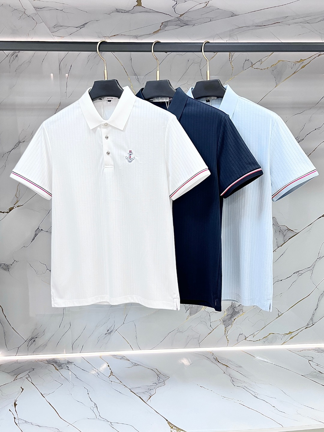 NO:911268,【TB Tom Brown】Men's lapel polo shirt!  Classic business men's style, the ceiling-level business men's style of high-end men's clothing!  Simple and fashionable yet elegant, it looks great when worn alone, and quality control/details control can be taken away with your eyes closed. It is low-key, luxurious and connotative!  The custom-woven mesh pique cotton fabric supplied by the customer is carefully made. The mesh texture is evenly arranged on the surface of the fabric. It has excellent breathability and heat dissipation and perspiration. The upper body comfort is completely better than ordinary single-sided jersey tissue!  The classic brand LOGO on the hem is made with top-notch craftsmanship. The LOGO is three-dimensional, clear and full, and has extraordinary texture. Whether it is worn as an inner layer or worn alone, it is a classic product!  The exquisite cutting technology and every detail are handled very standard and delicately, which cannot be compared with other low-end products on the market. It is a must-have basic and versatile style for men!  Size M-4XL,,thom browne,19860909【 TB 汤姆布朗】男士翻领Polo衫！经典商务男款,高端男装的天花板级别的商务男款！简约时尚大气不失优雅,单穿内搭体面过人,品质控/细节控的闭眼带走,低调又奢华有内涵！ 客供定织网眼珠地棉布精心制成,面料表面排列均匀整齐的网眼纹理,透气性和散热排汗性极佳,上身舒适程度完全优于普通单面汗布组织！下摆经典的品牌LOGO标识,采用顶级工艺打造,LOGO立体清晰饱满,质感非凡的特质,无论是内搭还是单穿都是一款经典领域的产品！精妙绝伦的裁剪工艺,每一个细节处理的非常标准细腻,非市面一般LOW货可以媲美的,男士必入基础百搭款！ 码数M-4XL,,thom browne,,Men's clothing
