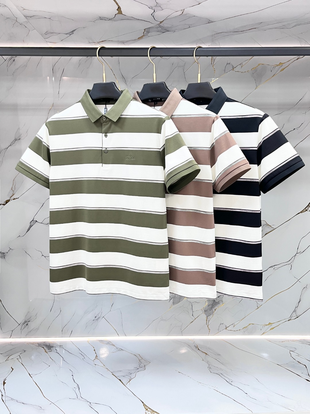 NO:911277,【BOSS】Men's Lapel Polo Shirt!  Classic business men's style, the ceiling-level business men's style of high-end men's clothing!  Simple and fashionable yet elegant, it looks great when worn alone, and quality control/details control can be taken away with your eyes closed. It is low-key, luxurious and connotative!  The custom-woven mesh pique cotton fabric supplied by the customer is carefully made. The mesh texture is evenly arranged on the surface of the fabric. It has excellent breathability and heat dissipation and perspiration. The upper body comfort is completely better than ordinary single-sided jersey tissue!  The classic brand LOGO on the hem is made with top-notch craftsmanship. The LOGO is three-dimensional, clear and full, and has extraordinary texture. Whether it is worn as an inner layer or worn alone, it is a classic product!  The exquisite cutting technology and every detail are handled very standard and delicately, which cannot be compared with other low-end products on the market. It is a must-have basic and versatile style for men!  Size M-4XL,,19860909【 BOSS】男士翻领Polo衫！经典商务男款,高端男装的天花板级别的商务男款！简约时尚大气不失优雅,单穿内搭体面过人,品质控/细节控的闭眼带走,低调又奢华有内涵！ 客供定织网眼珠地棉布精心制成,面料表面排列均匀整齐的网眼纹理,透气性和散热排汗性极佳,上身舒适程度完全优于普通单面汗布组织！下摆经典的品牌LOGO标识,采用顶级工艺打造,LOGO立体清晰饱满,质感非凡的特质,无论是内搭还是单穿都是一款经典领域的产品！精妙绝伦的裁剪工艺,每一个细节处理的非常标准细腻,非市面一般LOW货可以媲美的,男士必入基础百搭款！ 码数M-4XL,,,Men's clothing