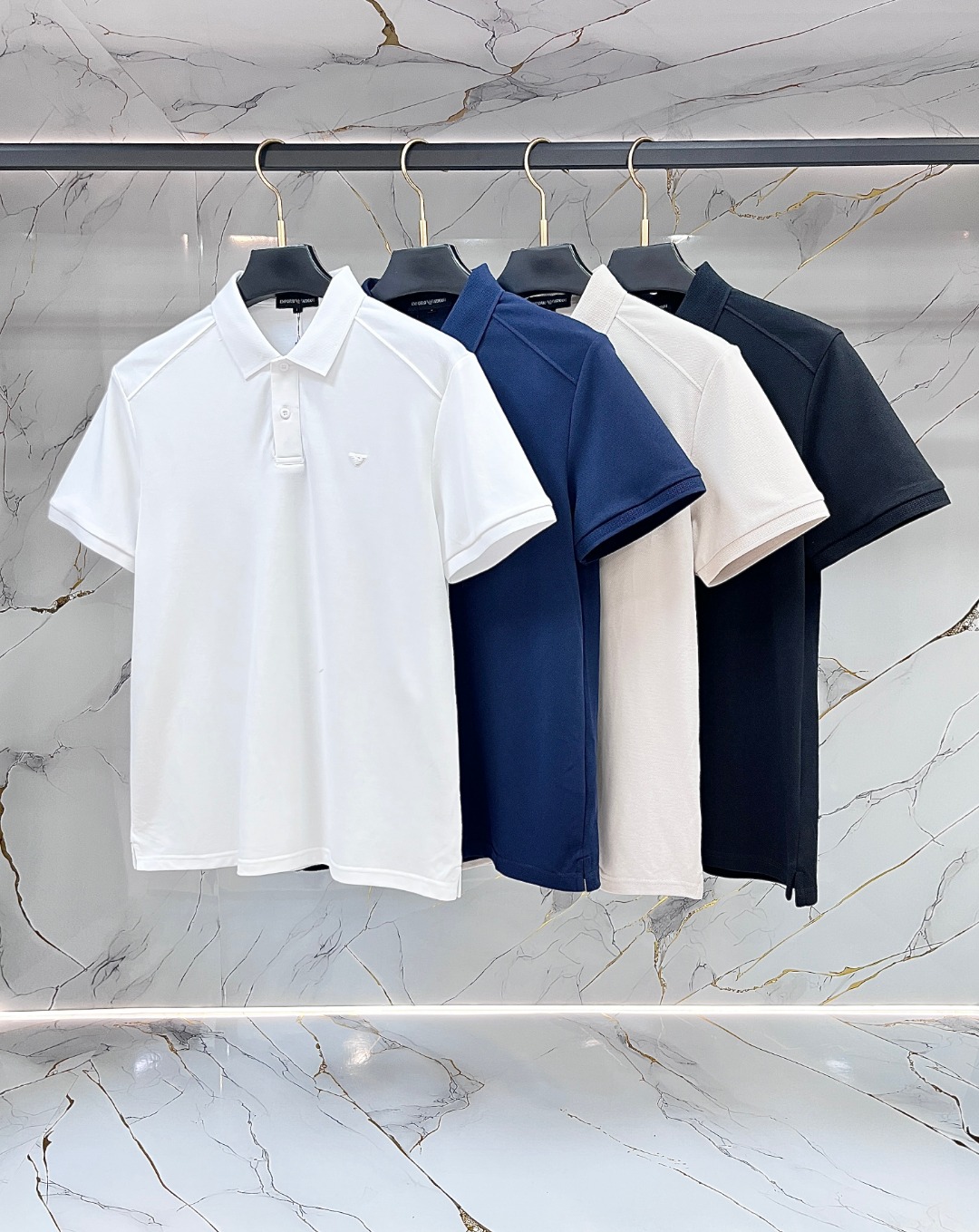 NO:911303,[Armani] Men's lapel polo shirt!  Classic business men's style, the ceiling-level business men's style of high-end men's clothing!  Simple and fashionable yet elegant, it looks great when worn alone, and quality control/details control can be taken away with your eyes closed. It is low-key, luxurious and connotative!  The custom-woven mesh pique cotton fabric supplied by the customer is carefully made. The mesh texture is evenly arranged on the surface of the fabric. It has excellent breathability and heat dissipation and perspiration. The upper body comfort is completely better than ordinary single-sided jersey tissue!  The classic brand LOGO on the hem is made with top-notch craftsmanship. The LOGO is three-dimensional, clear and full, and has extraordinary texture. Whether it is worn as an inner layer or worn alone, it is a classic product!  The exquisite cutting technology and every detail are handled very standard and delicately, which cannot be compared with other low-end products on the market. It is a must-have basic and versatile style for men!  Size M-4XL,,armani,armani,19860909【 Armani 阿玛尼】男士翻领Polo衫！经典商务男款,高端男装的天花板级别的商务男款！简约时尚大气不失优雅,单穿内搭体面过人,品质控/细节控的闭眼带走,低调又奢华有内涵！ 客供定织网眼珠地棉布精心制成,面料表面排列均匀整齐的网眼纹理,透气性和散热排汗性极佳,上身舒适程度完全优于普通单面汗布组织！下摆经典的品牌LOGO标识,采用顶级工艺打造,LOGO立体清晰饱满,质感非凡的特质,无论是内搭还是单穿都是一款经典领域的产品！精妙绝伦的裁剪工艺,每一个细节处理的非常标准细腻,非市面一般LOW货可以媲美的,男士必入基础百搭款！ 码数M-4XL,,armani,armani,,Men's clothing