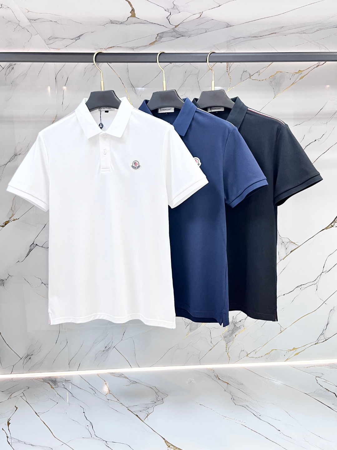 NO:911272,【Moncler】Men's Lapel Polo Shirt!  Classic business men's style, the ceiling-level business men's style of high-end men's clothing!  Simple and fashionable yet elegant, it looks great when worn alone, and quality control/details control can be taken away with your eyes closed. It is low-key, luxurious and connotative!  The custom-woven mesh pique cotton fabric supplied by the customer is carefully made. The mesh texture is evenly arranged on the surface of the fabric. It has excellent breathability and heat dissipation and perspiration. The upper body comfort is completely better than ordinary single-sided jersey tissue!  The classic brand LOGO on the hem is made with top-notch craftsmanship. The LOGO is three-dimensional, clear and full, and has extraordinary texture. Whether it is worn as an inner layer or worn alone, it is a classic product!  The exquisite cutting technology and every detail are handled very standard and delicately, which cannot be compared with other low-end products on the market. It is a must-have basic and versatile style for men!  Size M-4XL,,Moncler,19860909【 Moncler 蒙口】男士翻领Polo衫！经典商务男款,高端男装的天花板级别的商务男款！简约时尚大气不失优雅,单穿内搭体面过人,品质控/细节控的闭眼带走,低调又奢华有内涵！ 客供定织网眼珠地棉布精心制成,面料表面排列均匀整齐的网眼纹理,透气性和散热排汗性极佳,上身舒适程度完全优于普通单面汗布组织！下摆经典的品牌LOGO标识,采用顶级工艺打造,LOGO立体清晰饱满,质感非凡的特质,无论是内搭还是单穿都是一款经典领域的产品！精妙绝伦的裁剪工艺,每一个细节处理的非常标准细腻,非市面一般LOW货可以媲美的,男士必入基础百搭款！ 码数M-4XL,,Moncler,,Men's clothing