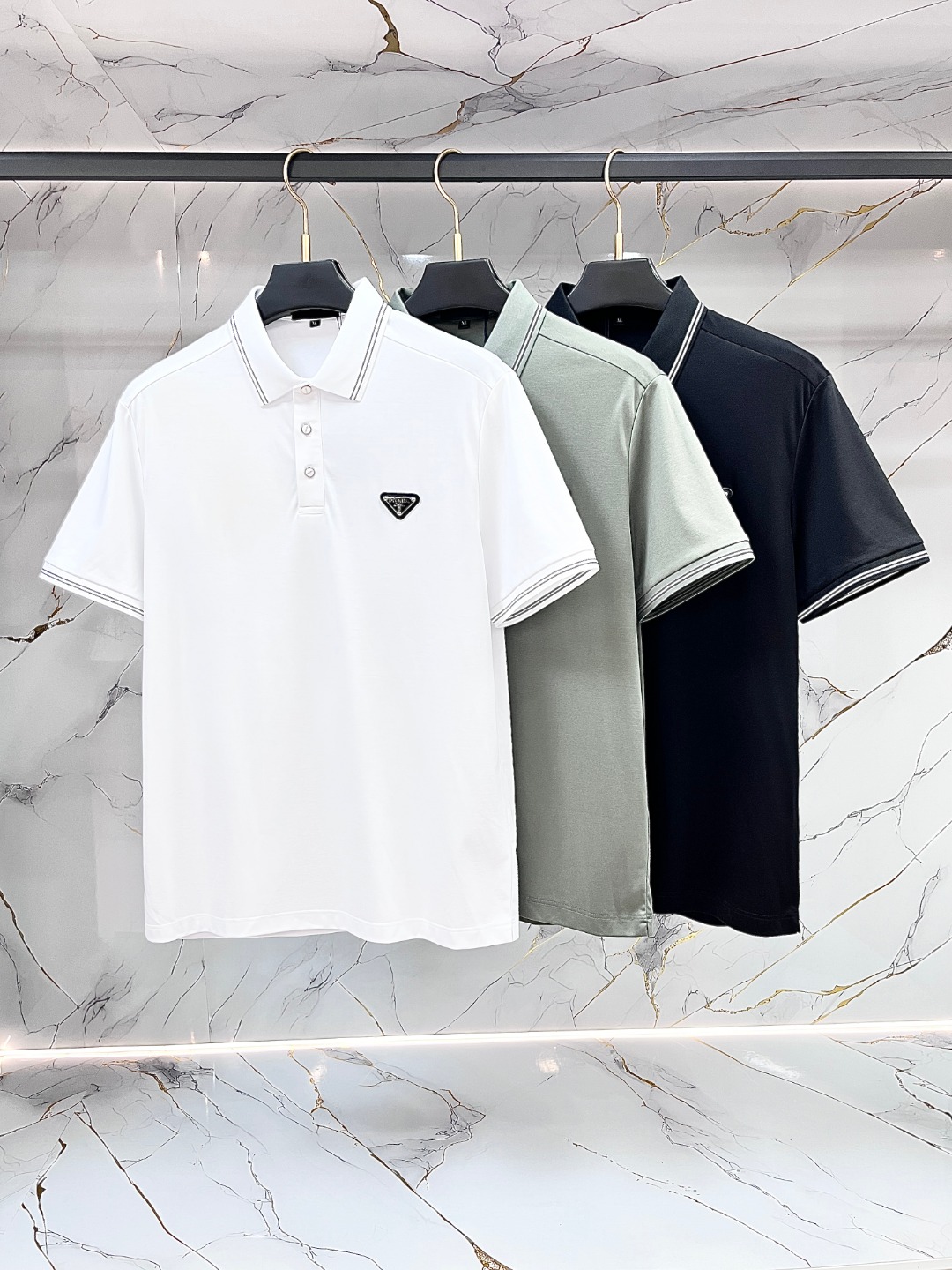 NO:911282,【Prada】Men's lapel polo shirt!  Classic business men's style, the ceiling-level business men's style of high-end men's clothing!  Simple and fashionable yet elegant, it looks great when worn alone, and quality control/details control can be taken away with your eyes closed. It is low-key, luxurious and connotative!  The custom-woven mesh pique cotton fabric supplied by the customer is carefully made. The mesh texture is evenly arranged on the surface of the fabric. It has excellent breathability and heat dissipation and perspiration. The upper body comfort is completely better than ordinary single-sided jersey tissue!  The classic brand LOGO on the hem is made with top-notch craftsmanship. The LOGO is three-dimensional, clear and full, and has extraordinary texture. Whether it is worn as an inner layer or worn alone, it is a classic product!  The exquisite cutting technology and every detail are handled very standard and delicately, which cannot be compared with other low-end products on the market. It is a must-have basic and versatile style for men!  Size M-4XL,,prada,prada,19860909【 Prada 普拉达】男士翻领Polo衫！经典商务男款,高端男装的天花板级别的商务男款！简约时尚大气不失优雅,单穿内搭体面过人,品质控/细节控的闭眼带走,低调又奢华有内涵！ 客供定织网眼珠地棉布精心制成,面料表面排列均匀整齐的网眼纹理,透气性和散热排汗性极佳,上身舒适程度完全优于普通单面汗布组织！下摆经典的品牌LOGO标识,采用顶级工艺打造,LOGO立体清晰饱满,质感非凡的特质,无论是内搭还是单穿都是一款经典领域的产品！精妙绝伦的裁剪工艺,每一个细节处理的非常标准细腻,非市面一般LOW货可以媲美的,男士必入基础百搭款！ 码数M-4XL,,prada,prada,,Men's clothing