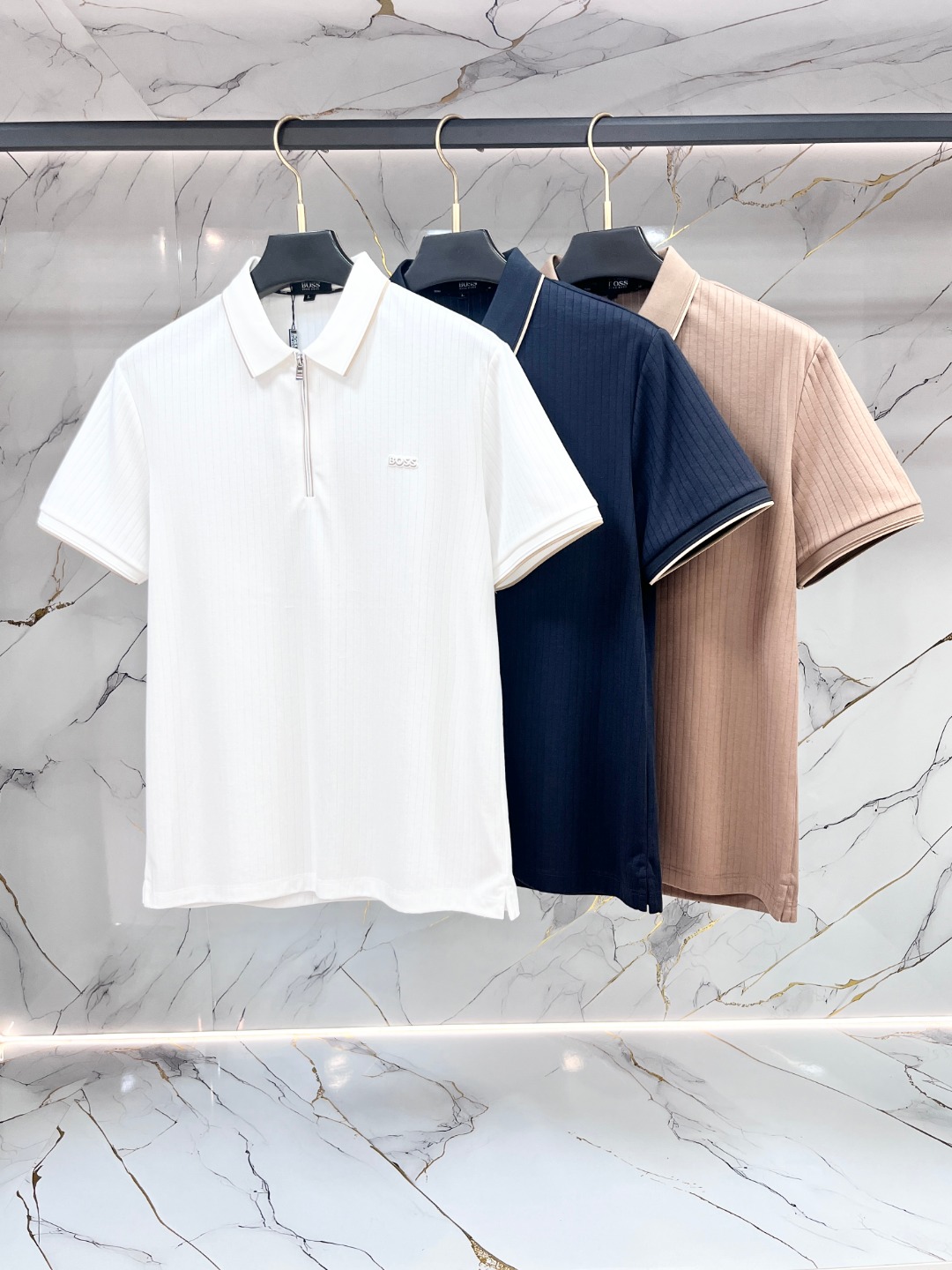 NO:911288,[BOSS] Men's Lapel Polo Shirt!  Classic business men's style, the ceiling-level business men's style of high-end men's clothing!  Simple and fashionable yet elegant, it looks great when worn alone, and quality control/details control can be taken away with your eyes closed. It is low-key, luxurious and connotative!  The custom-woven mesh pique cotton fabric supplied by the customer is carefully made. The mesh texture is evenly arranged on the surface of the fabric. It has excellent breathability and heat dissipation and perspiration. The upper body comfort is completely better than ordinary single-sided jersey tissue!  The classic brand LOGO on the hem is made with top-notch craftsmanship. The LOGO is three-dimensional, clear and full, and has extraordinary texture. Whether it is worn as an inner layer or worn alone, it is a classic product!  The exquisite cutting technology and every detail are handled very standard and delicately, which cannot be compared with other low-end products on the market. It is a must-have basic and versatile style for men!  Size M-4XL,,19860909【 BOSS 波士】男士翻领Polo衫！经典商务男款,高端男装的天花板级别的商务男款！简约时尚大气不失优雅,单穿内搭体面过人,品质控/细节控的闭眼带走,低调又奢华有内涵！ 客供定织网眼珠地棉布精心制成,面料表面排列均匀整齐的网眼纹理,透气性和散热排汗性极佳,上身舒适程度完全优于普通单面汗布组织！下摆经典的品牌LOGO标识,采用顶级工艺打造,LOGO立体清晰饱满,质感非凡的特质,无论是内搭还是单穿都是一款经典领域的产品！精妙绝伦的裁剪工艺,每一个细节处理的非常标准细腻,非市面一般LOW货可以媲美的,男士必入基础百搭款！ 码数M-4XL,,,Men's clothing