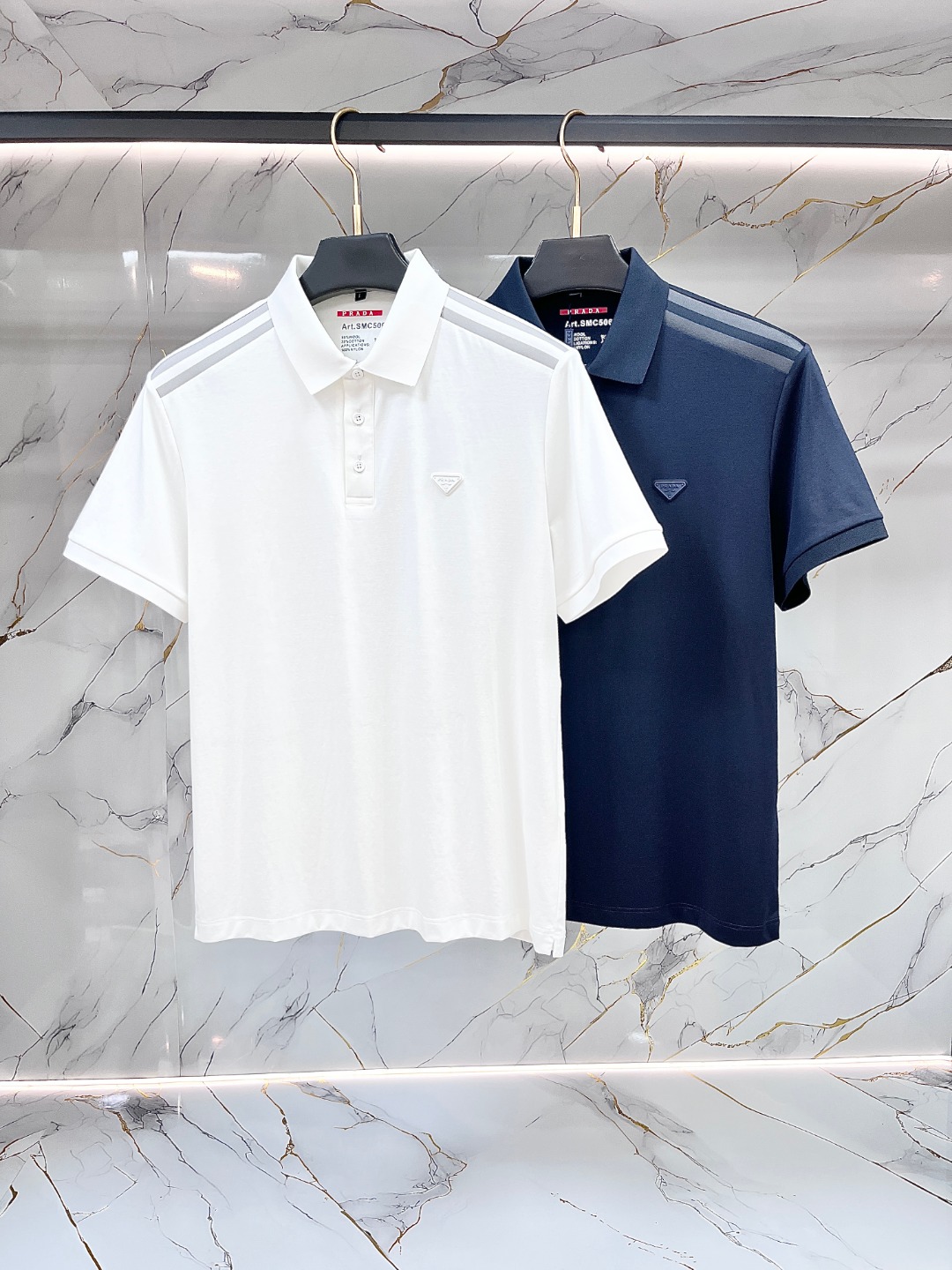 NO:911293,【Prada】Men's lapel polo shirt!  Classic business men's style, the ceiling-level business men's style of high-end men's clothing!  Simple and fashionable yet elegant, it looks great when worn alone, and quality control/details control can be taken away with your eyes closed. It is low-key, luxurious and connotative!  The custom-woven mesh pique cotton fabric supplied by the customer is carefully made. The mesh texture is evenly arranged on the surface of the fabric. It has excellent breathability and heat dissipation and perspiration. The upper body comfort is completely better than ordinary single-sided jersey tissue!  The classic brand LOGO on the hem is made with top-notch craftsmanship. The LOGO is three-dimensional, clear and full, and has extraordinary texture. Whether it is worn as an inner layer or worn alone, it is a classic product!  The exquisite cutting technology and every detail are handled very standard and delicately, which cannot be compared with other low-end products on the market. It is a must-have basic and versatile style for men!  Size M-4XL,,prada,prada,19860909【 Prada 普拉达】男士翻领Polo衫！经典商务男款,高端男装的天花板级别的商务男款！简约时尚大气不失优雅,单穿内搭体面过人,品质控/细节控的闭眼带走,低调又奢华有内涵！ 客供定织网眼珠地棉布精心制成,面料表面排列均匀整齐的网眼纹理,透气性和散热排汗性极佳,上身舒适程度完全优于普通单面汗布组织！下摆经典的品牌LOGO标识,采用顶级工艺打造,LOGO立体清晰饱满,质感非凡的特质,无论是内搭还是单穿都是一款经典领域的产品！精妙绝伦的裁剪工艺,每一个细节处理的非常标准细腻,非市面一般LOW货可以媲美的,男士必入基础百搭款！ 码数M-4XL,,prada,prada,,Men's clothing