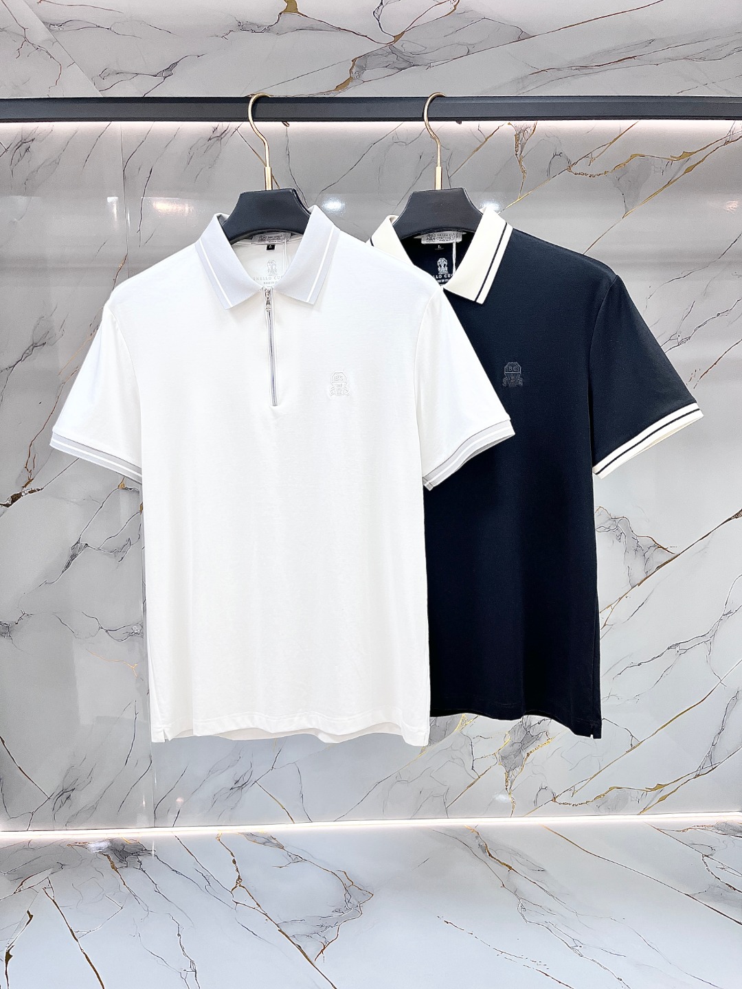 NO:911298,【BC】Men's Lapel Polo Shirt!  Classic business men's style, the ceiling-level business men's style of high-end men's clothing!  Simple and fashionable yet elegant, it looks great when worn alone, and quality control/details control can be taken away with your eyes closed. It is low-key, luxurious and connotative!  The custom-woven mesh pique cotton fabric supplied by the customer is carefully made. The mesh texture is evenly arranged on the surface of the fabric. It has excellent breathability and heat dissipation and perspiration. The upper body comfort is completely better than ordinary single-sided jersey tissue!  The classic brand LOGO on the hem is made with top-notch craftsmanship. The LOGO is three-dimensional, clear and full, and has extraordinary texture. Whether it is worn as an inner layer or worn alone, it is a classic product!  The exquisite cutting technology and every detail are handled very standard and delicately, which cannot be compared with other low-end products on the market. It is a must-have basic and versatile style for men!  Size M-4XL,,19860909【 BC】男士翻领Polo衫！经典商务男款,高端男装的天花板级别的商务男款！简约时尚大气不失优雅,单穿内搭体面过人,品质控/细节控的闭眼带走,低调又奢华有内涵！ 客供定织网眼珠地棉布精心制成,面料表面排列均匀整齐的网眼纹理,透气性和散热排汗性极佳,上身舒适程度完全优于普通单面汗布组织！下摆经典的品牌LOGO标识,采用顶级工艺打造,LOGO立体清晰饱满,质感非凡的特质,无论是内搭还是单穿都是一款经典领域的产品！精妙绝伦的裁剪工艺,每一个细节处理的非常标准细腻,非市面一般LOW货可以媲美的,男士必入基础百搭款！ 码数M-4XL,,,Men's clothing