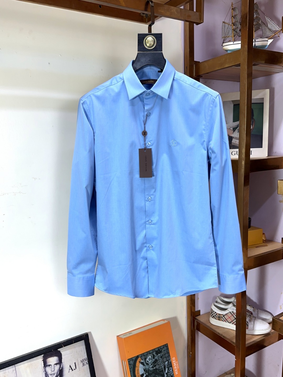 NO:903407,LV Louis Vuitton's top-notch business original long-sleeved shirt, advanced customized and versatile style, anyone can easily control it. The fabric is fully customized and the latest logo design of the luxury classic brand on the chest is a must-have for those who know the quality and know-how!  The tailoring is slim-fitting, very refined, shows off aura, and highlights the sophistication of business men. This is unique, it has just the right amount of slim fit, and the upper body effect is great!  Sizes M-3XL (up to 190 pounds),,louis vuitton,louis vuitton,shirts,19860909LV 路易威登 顶级商务原单长袖衬衫高级定制百搭款式 任何人都可以轻松驾驭 面料全订制工艺 胸前奢华经典品牌最新logo设计,非常显档次懂货的必须入！版型剪裁属于修身款 非常精致,显气场,又会凸显商务男士的精致,这就是独到之处,恰到好处的修身,上身效果非常赞！尺码M-3XL（最大穿到190斤）,,louis vuitton,louis vuitton,shirts,,Men's clothing