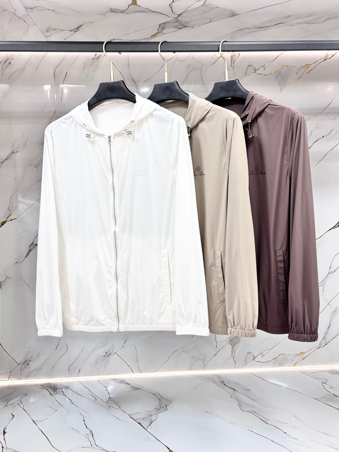 NO:903599,LP Nuoyoupanya's new spring and summer men's sun protection jacket is a light and thin jacket. It is made of uniquely customized sun protection four-way elastic fabric, excellent elasticity and resilience, and four-way stretch. The fabric is elastic in the warp and weft, transverse, longitudinal and diagonal directions. It can adapt to a wide range of physical activities, such as exercise, squatting and is not easily deformed.  The use of elastic fiber blending technology ensures that it can quickly return to its original shape after repeated stretching to avoid looseness and bulging. It is comfortable and fit without any sense of restraint. It is adaptive tailoring and can naturally fit the body curve without relying on complicated version design. It is light and breathable, and has high-density weaving or microporous structure technology.  , taking into account elasticity and breathability, reducing the feeling of stuffiness, and suitable for long-term wear. It has high strength and wear resistance, long service life, and tear resistance. Through the scientific ratio of polyester fiber, nylon and elastic fiber, the fabric's anti-friction and anti-snagging properties are improved, especially suitable for outdoor sports or high-frequency use scenarios.  It is washable and durable. The high-quality four-way stretch fabric has been treated with anti-pilling, anti-static and other post-finishing processes. It can still maintain elasticity and color stability after repeated machine washing. It improves the comfort of daily wear and has a high skin-friendly feel. The elastic woven structure balances elasticity and fabric stiffness.  Post-finishing technology, sanding, moisture-wicking coating, anti-UV treatment, etc., expand functional applicability, such as sun-proof four-way stretch jackets. Four-way stretch fabrics have become the preferred material for sports, leisure, and functional clothing due to their all-round elasticity, long-lasting durability, and wide applicability. At the same time, they continue to expand their combination in the fields of fashion and technology through process innovation. Zipper pockets are convenient for storing small items; cuff elastic adjustment and hem drawstrings enhance the fit and prevent the coat from shifting during activities.  It is both fashionable and practical, simple and versatile, neatly cut, and available in solid color, gradient color or contrasting color design to meet daily commuting!  Size M-3XL,,loro piana,jackets & coats,19860909LP 诺悠翩雅 春夏新款男士防晒服轻薄外套,独特订制防晒四面弹面料,卓越的弹性与回弹性,四向拉伸,面料在经纬,横向与纵向及对角线方向均具备弹性,适应大幅度的身体活动,如运动、蹲坐且不易变形. 采用弹性纤维混纺工艺,确保多次拉伸后仍能快速恢复原状,避免松弛、鼓包,舒适贴合,无束缚感,自适应剪裁,无需依赖复杂版型设计,即可自然贴合身体曲线,轻薄透气,高密度编织或微孔结构工艺,兼顾弹性与透气性,减少闷热感,适合长时间穿着.高强耐磨,使用寿命长,抗撕裂性,通过聚酯纤维、锦纶与弹性纤维的科学配比,提升面料抗摩擦、抗勾丝性能,尤其适合户外运动或高频使用场景. 耐洗耐穿,优质四面弹面料经防起球、抗静电等后整理工艺处理,反复机洗后仍能保持弹性和色泽稳定性.提升日常穿着的舒适度高重亲肤感,弹力梭织结构,平衡弹性与面料挺括度. 后整理技术,磨毛、吸湿排汗涂层、防紫外线处理等,扩展功能适用性,如防晒四面弹外套,四面弹面料凭借全方位的弹性、持久的耐用性及广泛的适用性,成为运动、休闲、功能性服饰的首选材质,同时通过工艺创新不断拓展其在时尚与科技领域的结合.拉链口袋方便存放小物；袖口松紧调节、下摆抽绳增强贴合性,防止活动时外套移位. 时尚与实用兼备,简约百搭,剪裁利落,提供纯色、渐变色或撞色设计,满足日常通勤！ 码数M-3XL,,loro piana,jackets & coats,,Men's clothing