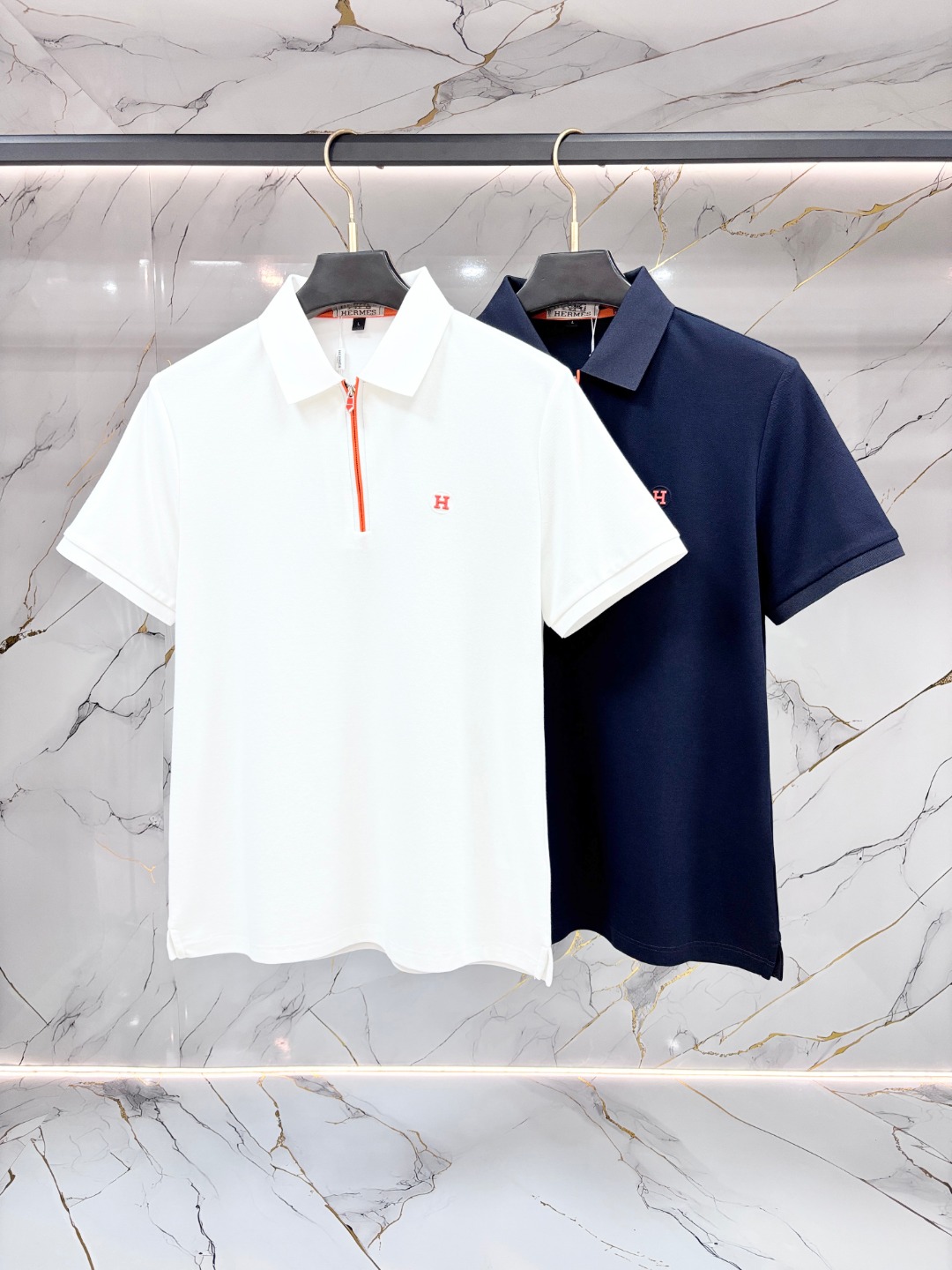 NO:903463,[Hermes] Men's Lapel Polo Shirt!  Classic business men's style, the ceiling-level business men's style of high-end men's clothing!  Simple and fashionable yet elegant, it looks great when worn alone, and quality control/details control can be taken away with your eyes closed. It is low-key, luxurious and connotative!  The custom-woven mesh pique cotton fabric supplied by the customer is carefully made. The mesh texture is evenly arranged on the surface of the fabric. It has excellent breathability and heat dissipation and perspiration. The upper body comfort is completely better than ordinary single-sided jersey tissue!  The classic brand LOGO on the hem is made with top-notch craftsmanship. The LOGO is three-dimensional, clear and full, and has extraordinary texture. Whether it is worn as an inner layer or worn alone, it is a classic product!  The exquisite cutting technology and every detail are handled very standard and delicately, which cannot be compared with other low-end products on the market. It is a must-have basic and versatile style for men!  Size M-4XL,,hermes,hermes,19860909【 Hermes 爱马仕】男士翻领Polo衫！经典商务男款,高端男装的天花板级别的商务男款！简约时尚大气不失优雅,单穿内搭体面过人,品质控/细节控的闭眼带走,低调又奢华有内涵！ 客供定织网眼珠地棉布精心制成,面料表面排列均匀整齐的网眼纹理,透气性和散热排汗性极佳,上身舒适程度完全优于普通单面汗布组织！下摆经典的品牌LOGO标识,采用顶级工艺打造,LOGO立体清晰饱满,质感非凡的特质,无论是内搭还是单穿都是一款经典领域的产品！精妙绝伦的裁剪工艺,每一个细节处理的非常标准细腻,非市面一般LOW货可以媲美的,男士必入基础百搭款！ 码数M-4XL,,hermes,hermes,,Men's clothing