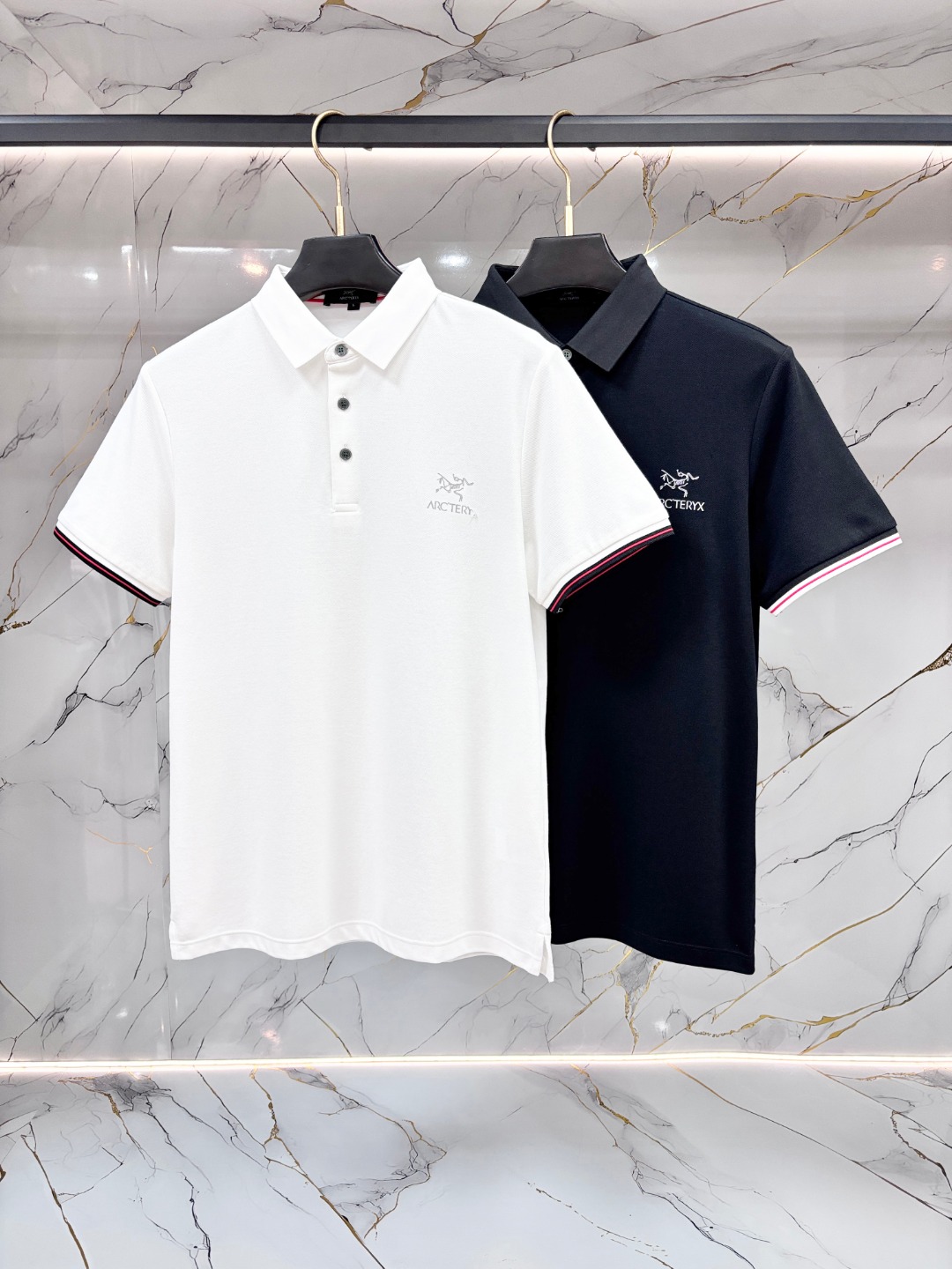 NO:903473,[Archa’teryx] Men’s Lapel Polo Shirt!  Classic business men's style, the ceiling-level business men's style of high-end men's clothing!  Simple and fashionable yet elegant, it looks great when worn alone, and quality control/details control can be taken away with your eyes closed. It is low-key, luxurious and connotative!  The custom-woven mesh pique cotton fabric supplied by the customer is carefully made. The mesh texture is evenly arranged on the surface of the fabric. It has excellent breathability and heat dissipation and perspiration. The upper body comfort is completely better than ordinary single-sided jersey tissue!  The classic brand LOGO on the hem is made with top-notch craftsmanship. The LOGO is three-dimensional, clear and full, and has extraordinary texture. Whether it is worn as an inner layer or worn alone, it is a classic product!  The exquisite cutting technology and every detail are handled very standard and delicately, which cannot be compared with other low-end products on the market. It is a must-have basic and versatile style for men!  Size M-4XL,arc'teryx,19860909【 始祖鸟】男士翻领Polo衫！经典商务男款,高端男装的天花板级别的商务男款！简约时尚大气不失优雅,单穿内搭体面过人,品质控/细节控的闭眼带走,低调又奢华有内涵！ 客供定织网眼珠地棉布精心制成,面料表面排列均匀整齐的网眼纹理,透气性和散热排汗性极佳,上身舒适程度完全优于普通单面汗布组织！下摆经典的品牌LOGO标识,采用顶级工艺打造,LOGO立体清晰饱满,质感非凡的特质,无论是内搭还是单穿都是一款经典领域的产品！精妙绝伦的裁剪工艺,每一个细节处理的非常标准细腻,非市面一般LOW货可以媲美的,男士必入基础百搭款！ 码数M-4XL,arc'teryx,,Men's clothing