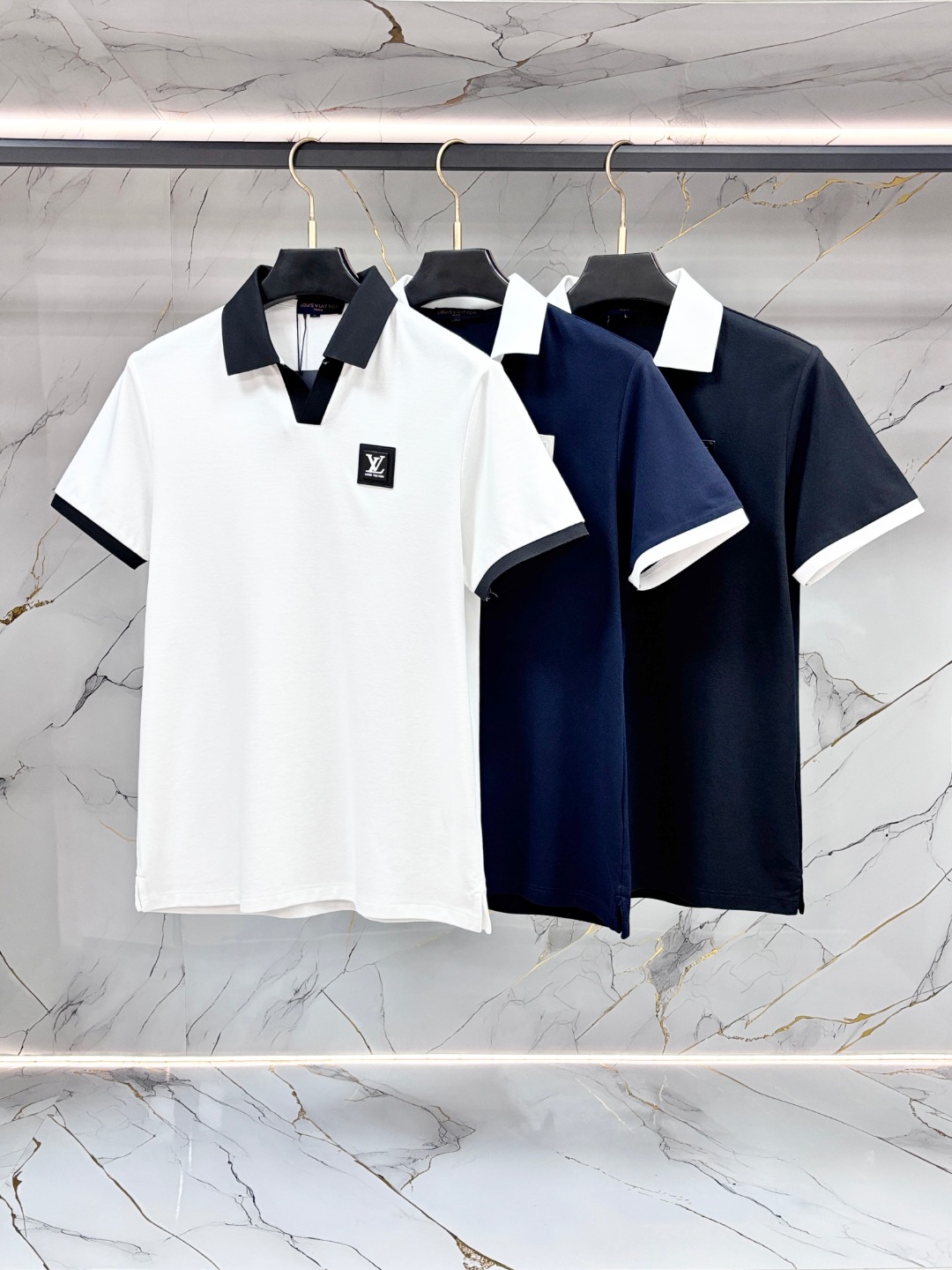 NO:903482,[LV Louis Vuitton] Men's lapel polo shirt!  Classic business men's style, the ceiling-level business men's style of high-end men's clothing!  Simple and fashionable yet elegant, it looks great when worn alone, and quality control/details control can be taken away with your eyes closed. It is low-key, luxurious and connotative!  The custom-woven mesh pique cotton fabric supplied by the customer is carefully made. The mesh texture is evenly arranged on the surface of the fabric. It has excellent breathability and heat dissipation and perspiration. The upper body comfort is completely better than ordinary single-sided jersey tissue!  The classic brand LOGO on the hem is made with top-notch craftsmanship. The LOGO is three-dimensional, clear and full, and has extraordinary texture. Whether it is worn as an inner layer or worn alone, it is a classic product!  The exquisite cutting technology and every detail are handled very standard and delicately, which cannot be compared with other low-end products on the market. It is a must-have basic and versatile style for men!  Size M-4XL,,louis vuitton,louis vuitton,19860909【 LV 路易威登】男士翻领Polo衫！经典商务男款,高端男装的天花板级别的商务男款！简约时尚大气不失优雅,单穿内搭体面过人,品质控/细节控的闭眼带走,低调又奢华有内涵！ 客供定织网眼珠地棉布精心制成,面料表面排列均匀整齐的网眼纹理,透气性和散热排汗性极佳,上身舒适程度完全优于普通单面汗布组织！下摆经典的品牌LOGO标识,采用顶级工艺打造,LOGO立体清晰饱满,质感非凡的特质,无论是内搭还是单穿都是一款经典领域的产品！精妙绝伦的裁剪工艺,每一个细节处理的非常标准细腻,非市面一般LOW货可以媲美的,男士必入基础百搭款！ 码数M-4XL,,louis vuitton,louis vuitton,,Men's clothing