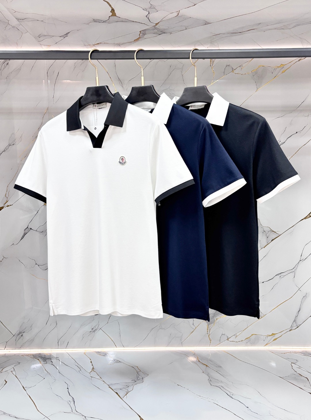 NO:903557,【Moncler】Men's Lapel Polo Shirt!  Classic business men's style, the ceiling-level business men's style of high-end men's clothing!  Simple and fashionable yet elegant, it looks great when worn alone, and quality control/details control can be taken away with your eyes closed. It is low-key, luxurious and connotative!  The custom-woven mesh pique cotton fabric supplied by the customer is carefully made. The mesh texture is evenly arranged on the surface of the fabric. It has excellent breathability and heat dissipation and perspiration. The upper body comfort is completely better than ordinary single-sided jersey tissue!  The classic brand LOGO on the hem is made with top-notch craftsmanship. The LOGO is three-dimensional, clear and full, and has extraordinary texture. Whether it is worn as an inner layer or worn alone, it is a classic product!  The exquisite cutting technology and every detail are handled very standard and delicately, which cannot be compared with other low-end products on the market. It is a must-have basic and versatile style for men!  Size M-4XL,,Moncler,19860909【 Moncler 蒙口】男士翻领Polo衫！经典商务男款,高端男装的天花板级别的商务男款！简约时尚大气不失优雅,单穿内搭体面过人,品质控/细节控的闭眼带走,低调又奢华有内涵！ 客供定织网眼珠地棉布精心制成,面料表面排列均匀整齐的网眼纹理,透气性和散热排汗性极佳,上身舒适程度完全优于普通单面汗布组织！下摆经典的品牌LOGO标识,采用顶级工艺打造,LOGO立体清晰饱满,质感非凡的特质,无论是内搭还是单穿都是一款经典领域的产品！精妙绝伦的裁剪工艺,每一个细节处理的非常标准细腻,非市面一般LOW货可以媲美的,男士必入基础百搭款！ 码数M-4XL,,Moncler,,Men's clothing