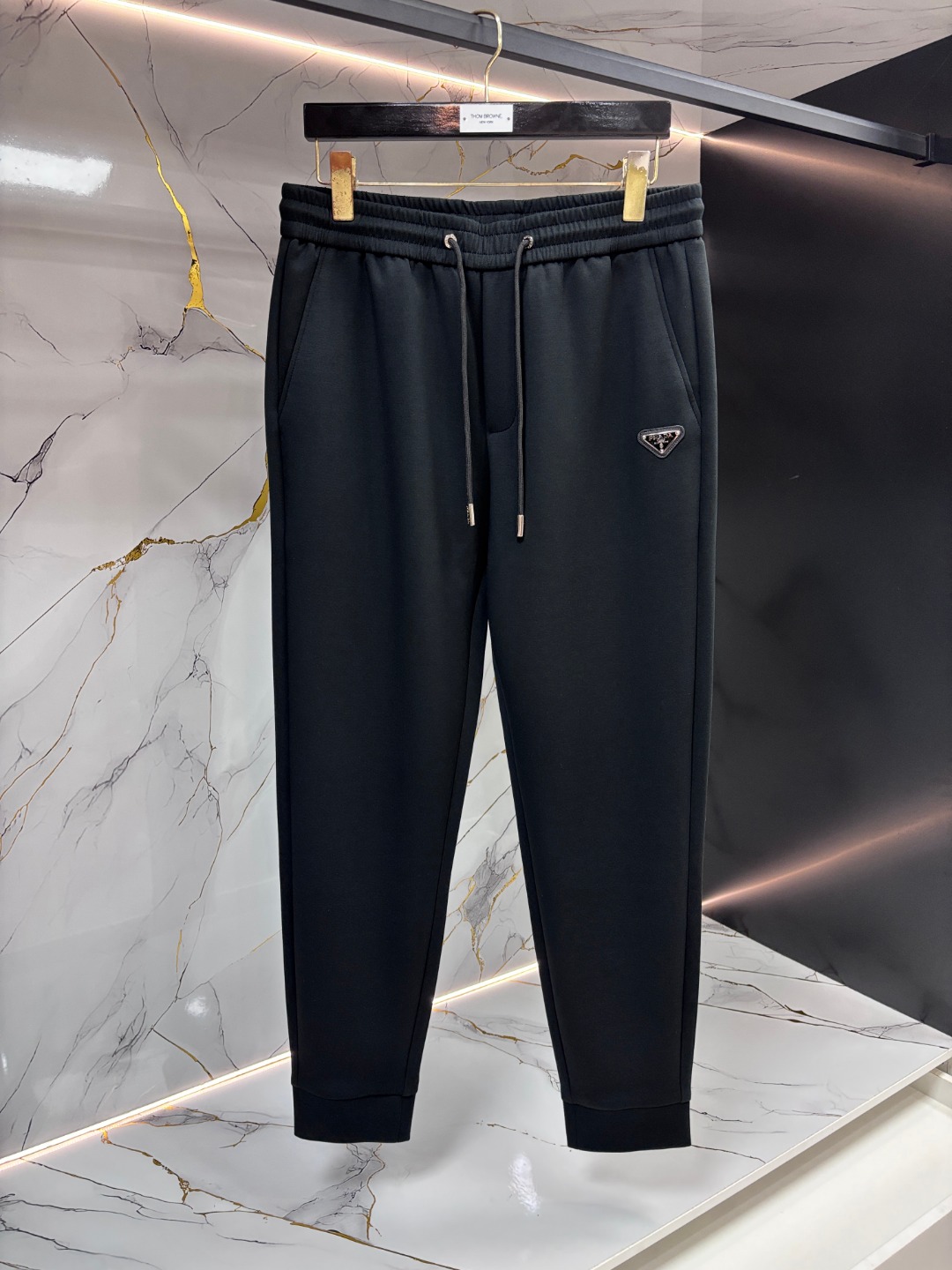 NO:903564,Prada Prada's top products new spring and summer casual pants!  On sale simultaneously on the official website. The brand's classic LOGO casual pants, customized fabrics, extremely comfortable, strong touch. Highly recognizable, perfect appearance and craftsmanship. Sizes M-3XL, prada, prada,19860909Prada 普拉达 顶级货品 春夏新款休闲裤！官网同步发售.品牌经典LOGO休闲裤 ,定制面料,舒适度极好,手触感强烈.辨识度极高,完美品相工艺. 尺码M-3XL,,prada,prada,,Men's clothing