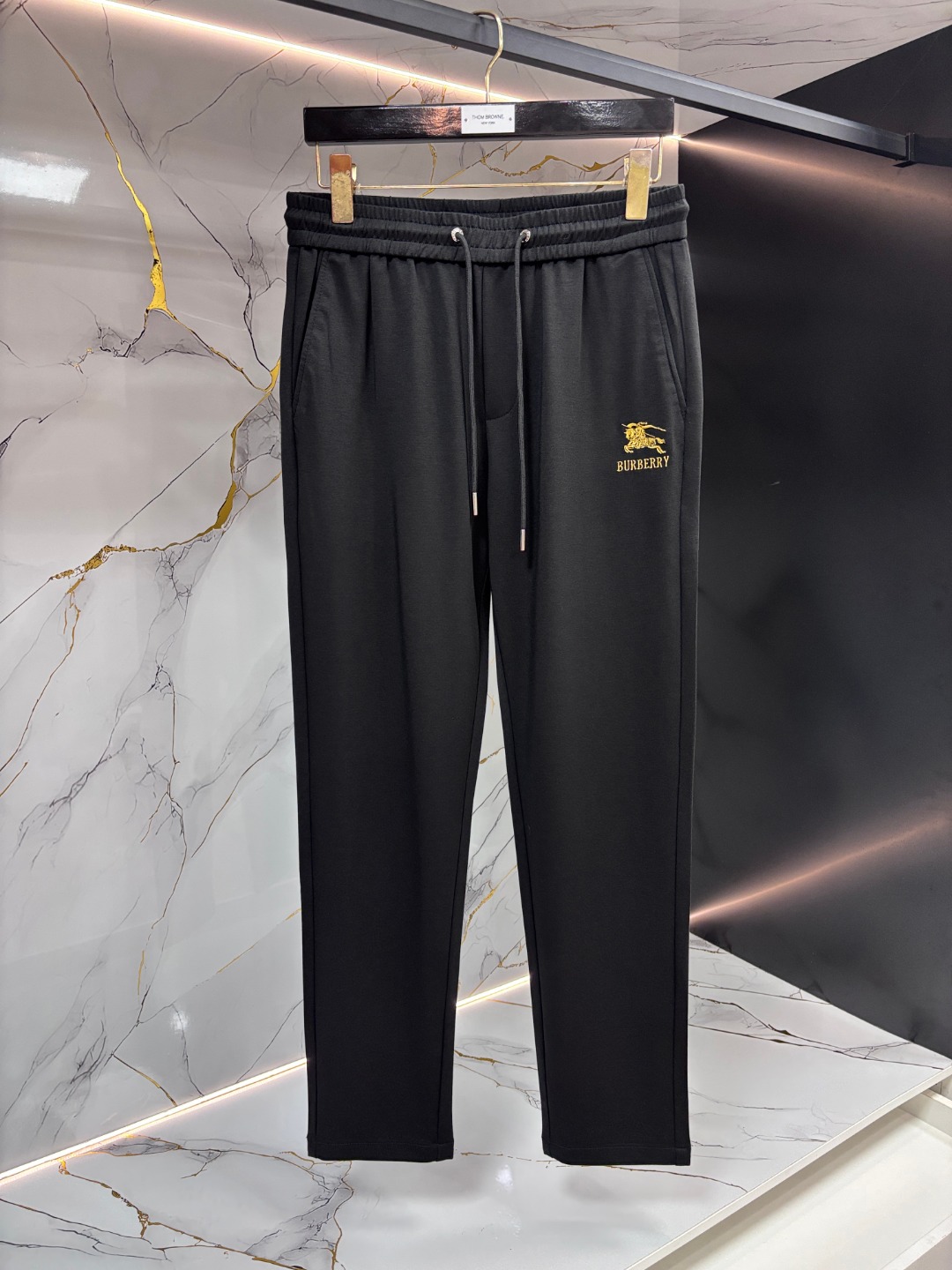 NO:903574,Burberry's top products, new spring and summer casual pants!  On sale simultaneously on the official website. The brand's classic LOGO casual pants, customized fabrics, excellent comfort, strong touch. Highly recognizable, perfect appearance and craftsmanship. Sizes M-3XL,, burberry, burberry,19860909Burberry 巴宝莉 顶级货品 春夏新款休闲裤！官网同步发售.品牌经典LOGO休闲裤 ,定制面料,舒适度极好,手触感强烈.辨识度极高,完美品相工艺. 尺码M-3XL,,burberry,burberry,,Men's clothing