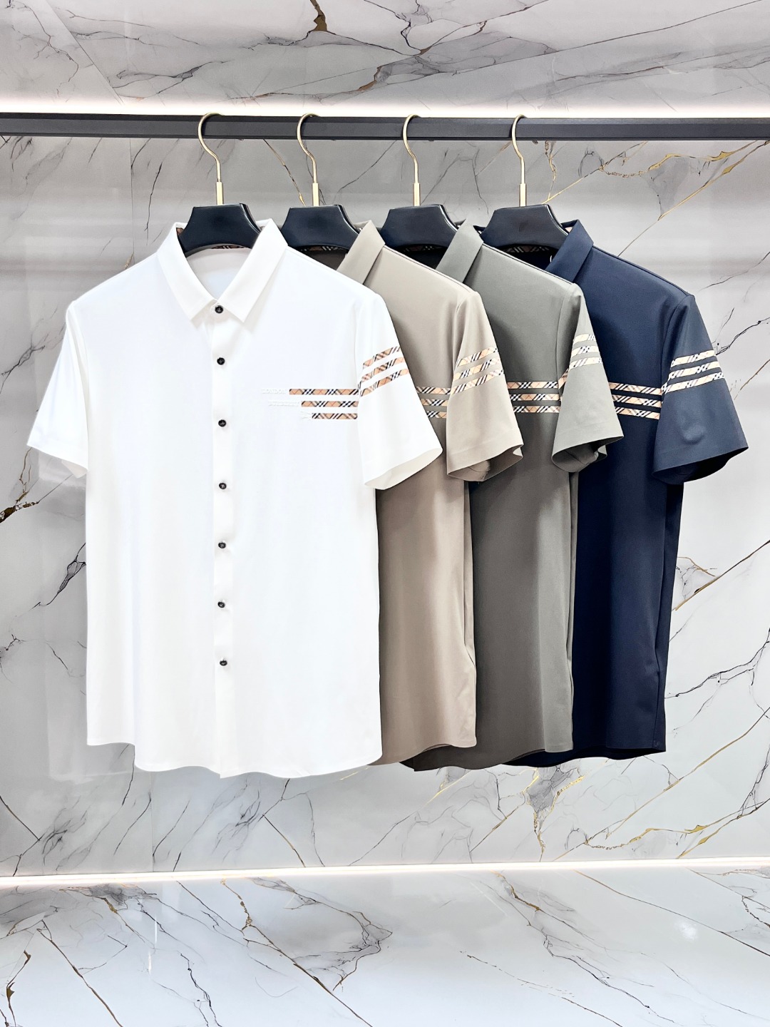 NO:955755,Burberry Men's Lapel Polo Shirt!  Classic business men's style, the ceiling-level business men's style of high-end men's clothing!  Simple and fashionable yet elegant, it looks great when worn alone, and the quality/details control can be taken away with your eyes closed. It is low-key, luxurious and connotative!  The custom-woven mesh pique cotton fabric is carefully made. The surface of the fabric is evenly arranged with a neat mesh texture. It has excellent breathability and heat dissipation and perspiration. The upper body comfort is completely better than ordinary single-sided jersey tissue!  The classic brand LOGO on the hem is made with top-notch craftsmanship. The LOGO is three-dimensional, clear and full, and has extraordinary texture. Whether it is worn as an inner layer or worn alone, it is a classic product!  The exquisite cutting technology and every detail are handled very standard and delicately, which cannot be compared with other low-end products on the market. It is a must-have basic and versatile style for men!  Size M-4XL,,burberry,burberry,19860909Burberry 巴宝莉 男士翻领Polo衫！经典商务男款,高端男装的天花板级别的商务男款！简约时尚大气不失优雅,单穿内搭体面过人,品质控/细节控的闭眼带走,低调又奢华有内涵！ 客供定织网眼珠地棉布精心制成,面料表面排列均匀整齐的网眼纹理,透气性和散热排汗性极佳,上身舒适程度完全优于普通单面汗布组织！下摆经典的品牌LOGO标识,采用顶级工艺打造,LOGO立体清晰饱满,质感非凡的特质,无论是内搭还是单穿都是一款经典领域的产品！精妙绝伦的裁剪工艺,每一个细节处理的非常标准细腻,非市面一般LOW货可以媲美的,男士必入基础百搭款！ 码数M-4XL,,burberry,burberry,,Men's clothing