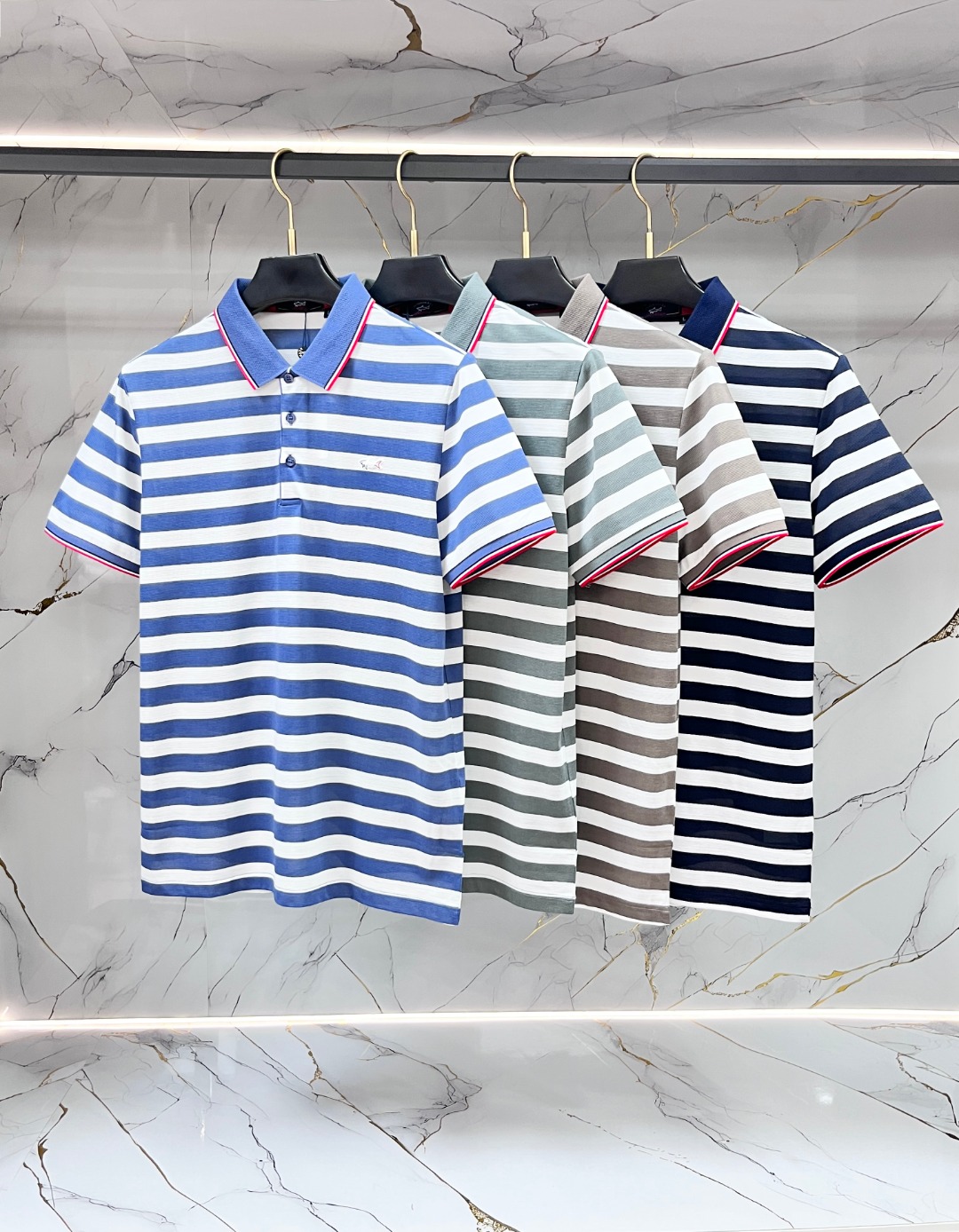 NO:955763,Shark Men's Lapel Polo Shirt!  Classic business men's style, the ceiling-level business men's style of high-end men's clothing!  Simple and fashionable yet elegant, it looks great when worn alone, and the quality/details control can be taken away with your eyes closed. It is low-key, luxurious and connotative!  The custom-woven mesh pique cotton fabric is carefully made. The surface of the fabric is evenly arranged with a neat mesh texture. It has excellent breathability and heat dissipation and perspiration. The upper body comfort is completely better than ordinary single-sided jersey tissue!  The classic brand LOGO on the hem is made with top-notch craftsmanship. The LOGO is three-dimensional, clear and full, and has extraordinary texture. Whether it is worn as an inner layer or worn alone, it is a classic product!  The exquisite cutting technology and every detail are handled very standard and delicately, which cannot be compared with other low-end products on the market. It is a must-have basic and versatile style for men!  Size M-3XL,,19860909鲨鱼 男士翻领Polo衫！经典商务男款,高端男装的天花板级别的商务男款！简约时尚大气不失优雅,单穿内搭体面过人,品质控/细节控的闭眼带走,低调又奢华有内涵！ 客供定织网眼珠地棉布精心制成,面料表面排列均匀整齐的网眼纹理,透气性和散热排汗性极佳,上身舒适程度完全优于普通单面汗布组织！下摆经典的品牌LOGO标识,采用顶级工艺打造,LOGO立体清晰饱满,质感非凡的特质,无论是内搭还是单穿都是一款经典领域的产品！精妙绝伦的裁剪工艺,每一个细节处理的非常标准细腻,非市面一般LOW货可以媲美的,男士必入基础百搭款！ 码数M-3XL,,,Men's clothing