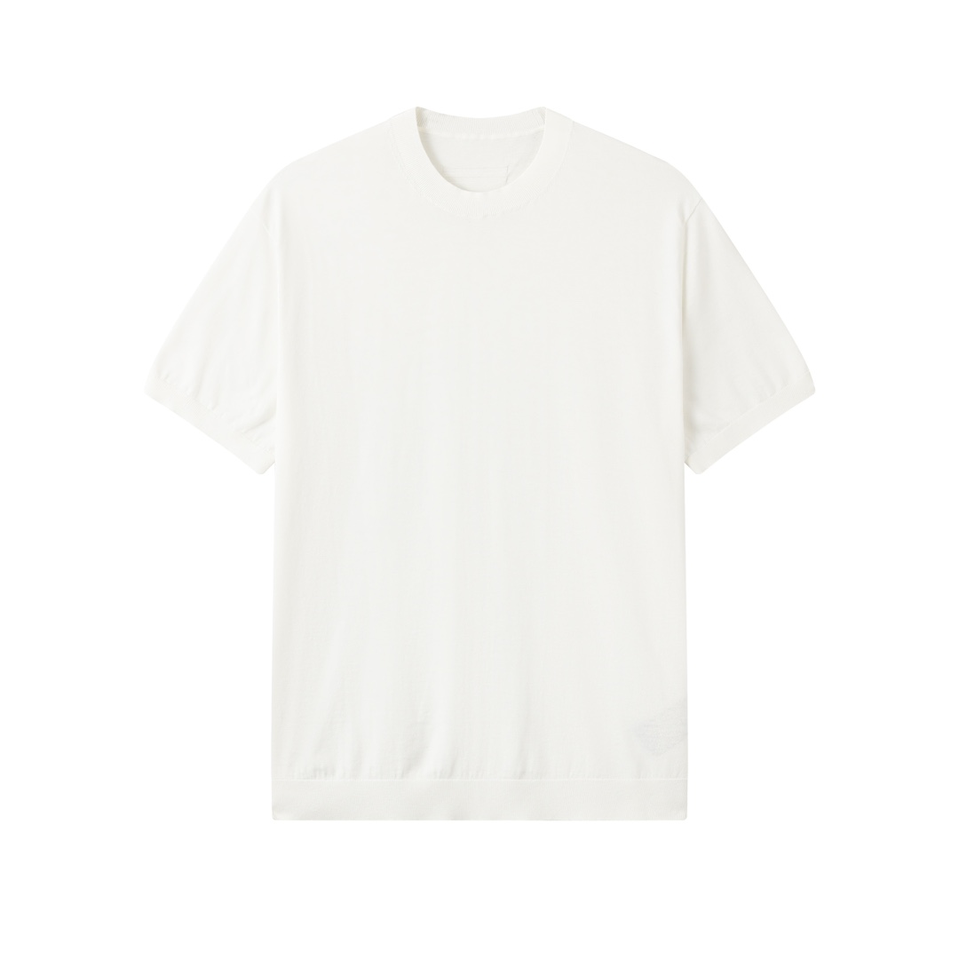 白色S/1，BGA136zzdqd-男款16针工艺精梳棉混纺桑蚕丝亚麻极简风圆领短袖针织衫\n\n关于款式及设计：\nZ家的高端主线系列，面料为王，版型取胜，作为刚需单品而存在的一组短袖针织衫，亲肤体感可以取代常规T恤。\n\n经典小圆领，领部1*1紧密罗纹，与大身构建了清晰的轮廓分界，领型弧度流畅，贴合脖颈线条，结构稳定且不易变形，大身松量正好的微廓，不浮夸也不板正，正好时尚又不失儒雅！\n\n整体极简，细节少而精，很Clean fit的舒适至上，也很old money的低调内敛，通体无显眼l