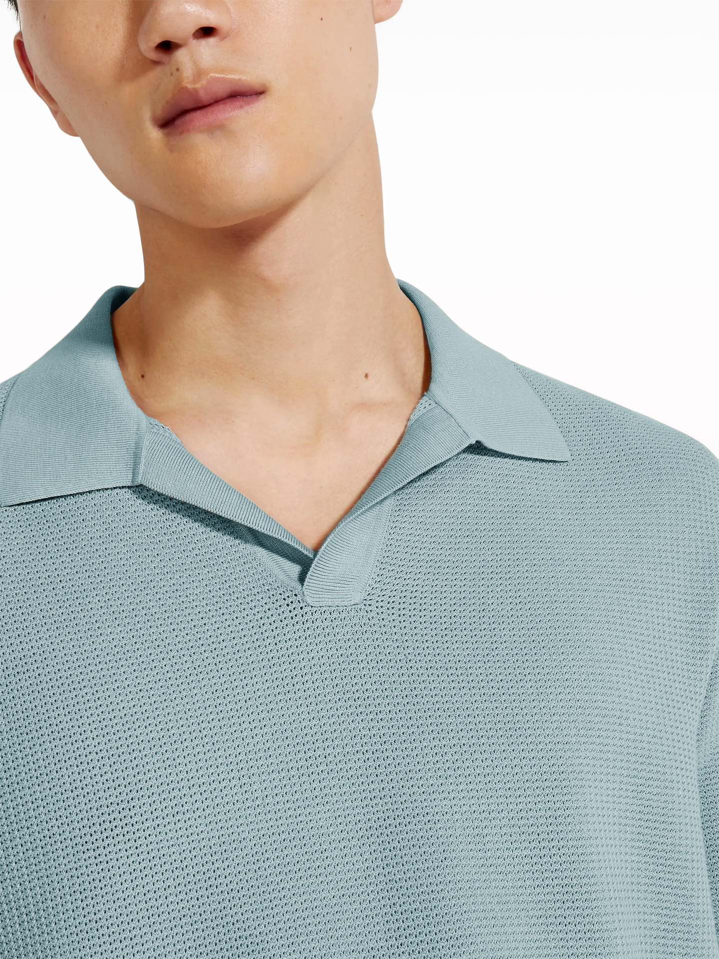 湖水蓝，BGA136zewqs-男款进口Stoll机织立体蜂巢网眼改良POlO领短袖针织衫关于款式及设计：Z家的高端主线系列，面料为王，版型取胜，作为刚需单品而存在的一组短袖针织衫，亲肤体感可以取代常规POLO衫。经典翻领 去扣门襟设计，剪刀V领的Buttonless设计比常规的POLO衫要更精简且更有腔调，可以参考官网模特穿搭，把POLO翻领穿出另一种形态。大身极简，合身微廓，肌理感极强的蜂巢网眼，构建透气舒适的中空结构。领部及门襟做了更高密的四平针织法，更有挺括度且结构稳