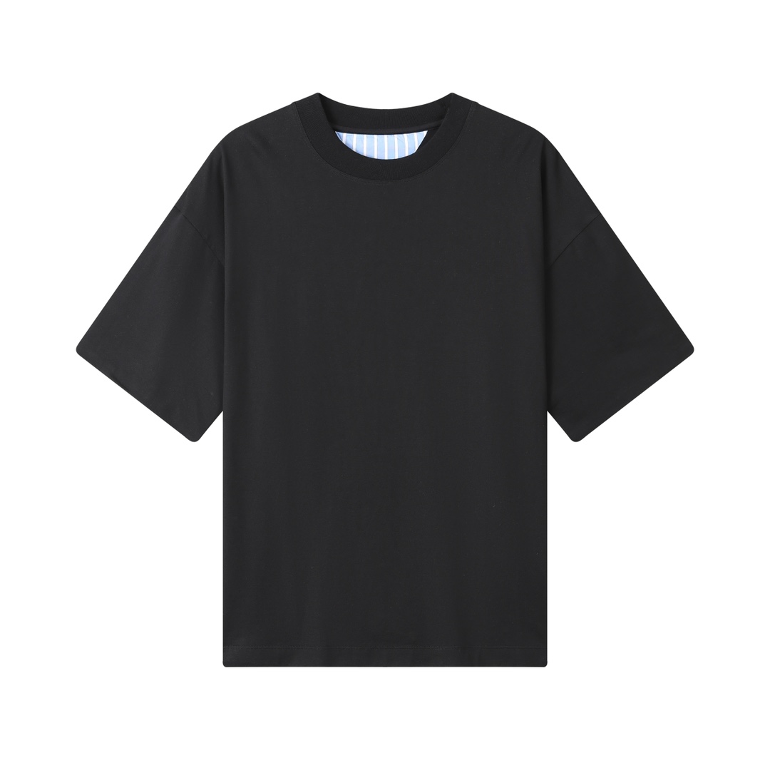黑色M-XL，BGA136yqdwj-男款双层袖设计刺绣logo双纱长绒棉落肩廓形短袖T恤关于款式及设计：出自编织世家，一贯地低调且高奢，可以轻轻松松get到好衣品的类型。腔调十足的一组廓形T恤，是基础单品，但绝不平平无奇，作为纯色T恤脱颖的点在于，整个袖筒做了双层结构，外层是大身一致的针织面料，内里是白底蓝条或浅蓝底白条的梭织棉布，内外构建了不同色系不同材质的互相碰撞，纯色VS条纹，针织VS梭织，视觉冲击感极强。穿搭时，可随性挽边，整体层次感加分，会显得衣品巨好，在左侧袖口