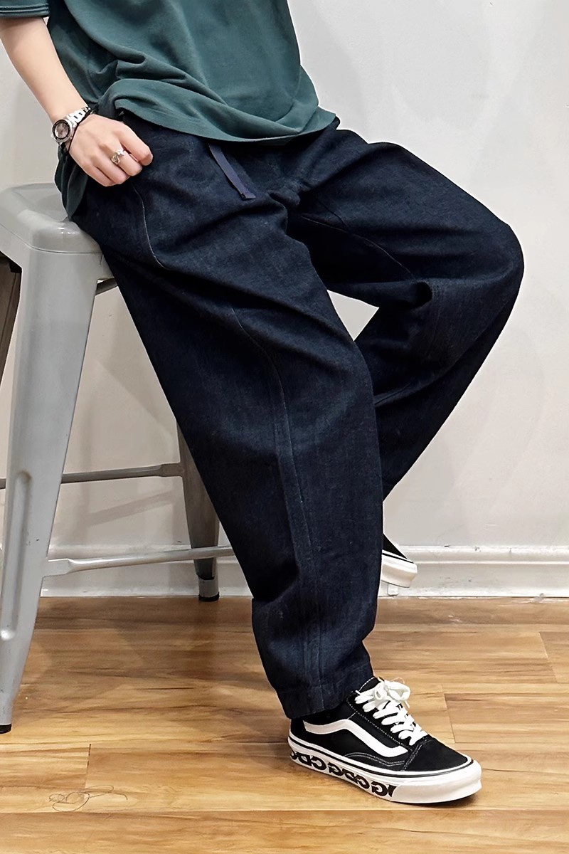 BGA136zswql-男款黑科技冷晶醋酸新型纤维丹宁牛仔裤脚立裁微锥形萝卜裤\n\n关于款式及设计：\n来自北face，很日系风的一组牛仔裤，原牛的靛蓝色系，搭配复古棕色明线，加上松量正好的微锥裤型，可以轻松穿搭出时髦的街头氛围。有设计感又有黑科技加持，若这个春夏不能少了一条牛仔裤，那么它是首选。\n\n立裁解构显著的一组款，V型立裁的腰封，内置可抽调的编织腰带，前片斜插口袋设计，在右侧加设了竖式开口的小表袋，后兜内挖式唇袋，后腰臀做了立体剪裁设计，增加臀部的立体感，裆部立体加裁，裤口在后片做