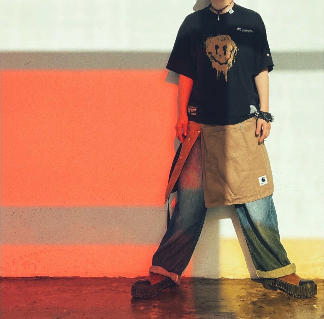 BGA136yldwl-情侣款模仿情结涂鸦手绘前后笑脸落肩廓形短袖T恤\n\n关于Brand：\n日本设计师三原康裕的独立品牌，Maison Mihara Yasuhiro的设计风格非常多样化，又极度诡异，常常混合多种流行的时尚元素，且运用许多新的技术去诠释他的设计理念，精巧细致，玩味十足，而且不拘一格。\n\n关于款式及设计：\n高街特质的廓形T恤，常规罗纹的小圆领，十足慵懒的大落肩，高兼容度的大廓形，前短后长的下摆，侧身小开衩设计。领部带了MMY的小标签，下摆的细节有点小趣味，外挂状态的标签