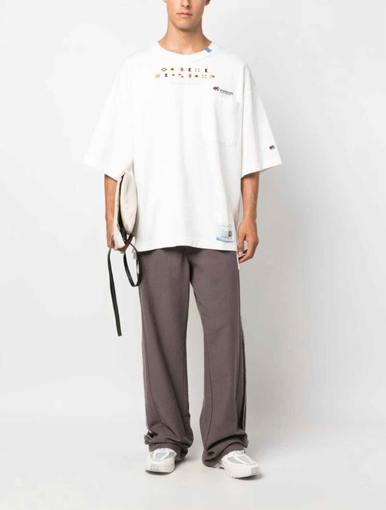 BGA136yqdwj-情侣款国旗标识印花贴布口袋落肩廓形短袖T恤\n\n关于Brand：\n日本设计师三原康裕的独立品牌，Maison Mihara Yasuhiro的设计风格非常多样化，又极度诡异，常常混合多种流行的时尚元素，且运用许多新的技术去诠释他的设计理念，精巧细致，玩味十足，而且不拘一格。\n\n关于款式及设计：\n高街特质的廓形T恤，常规罗纹的小圆领，十足慵懒的大落肩，高兼容度的大廓形，前短后长的下摆，侧身小开衩设计。领部带了MMY的小标签，下摆的细节有点小趣味，外挂状态的标签条码