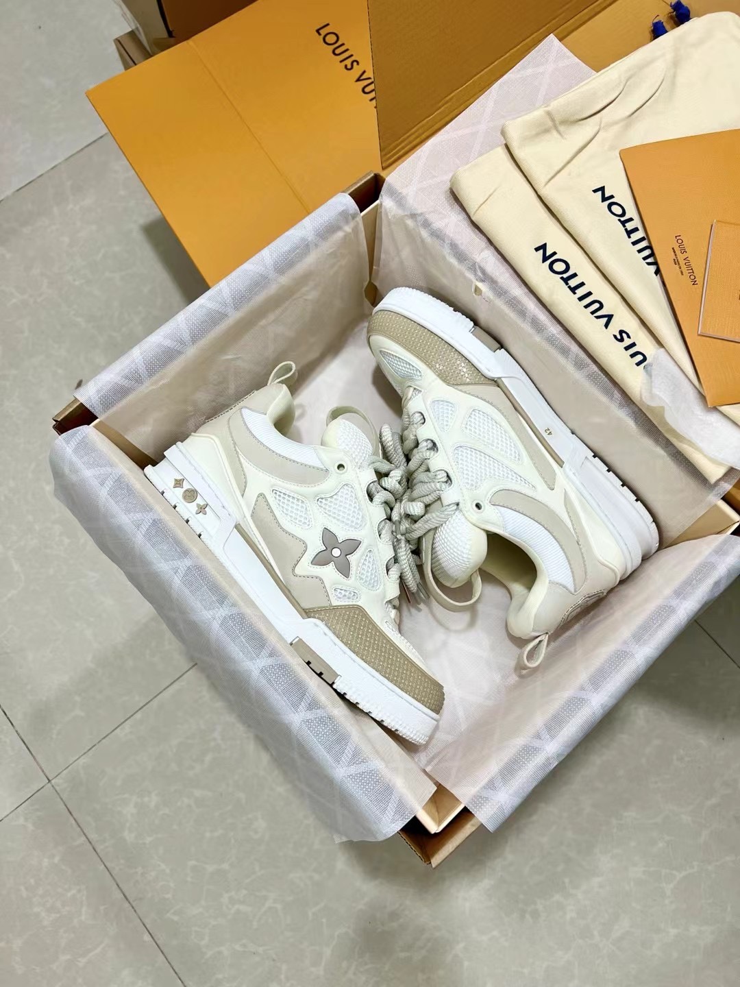 trainer系列认准我们家！广州精品！出厂价470！ 顶级版本：520💰
LV驴牌L家SKATE 系列 最新配色 Tariner运动鞋 滑板鞋 情侣款 复古篮球鞋
原版购入开发 做货 本款 LV Skate 运动鞋以包括科技网格在内的混合材质演绎新季构型。受上世纪 90 年代滑板鞋灵感启发，此款运动鞋采用 Monogram 印花科技内衬与加衬设计，有助于升级舒适体验。Monogram 花卉点缀侧边和外底
配送专柜精美包装🛍📦
▪️面料 :  原版定制头层牛皮
▪️内里 :  进口透气网里
▪️鞋底 :  原版开模防滑TPU材质
▪️底厚 ：3.5CM
▪️Size  :  男款39-45