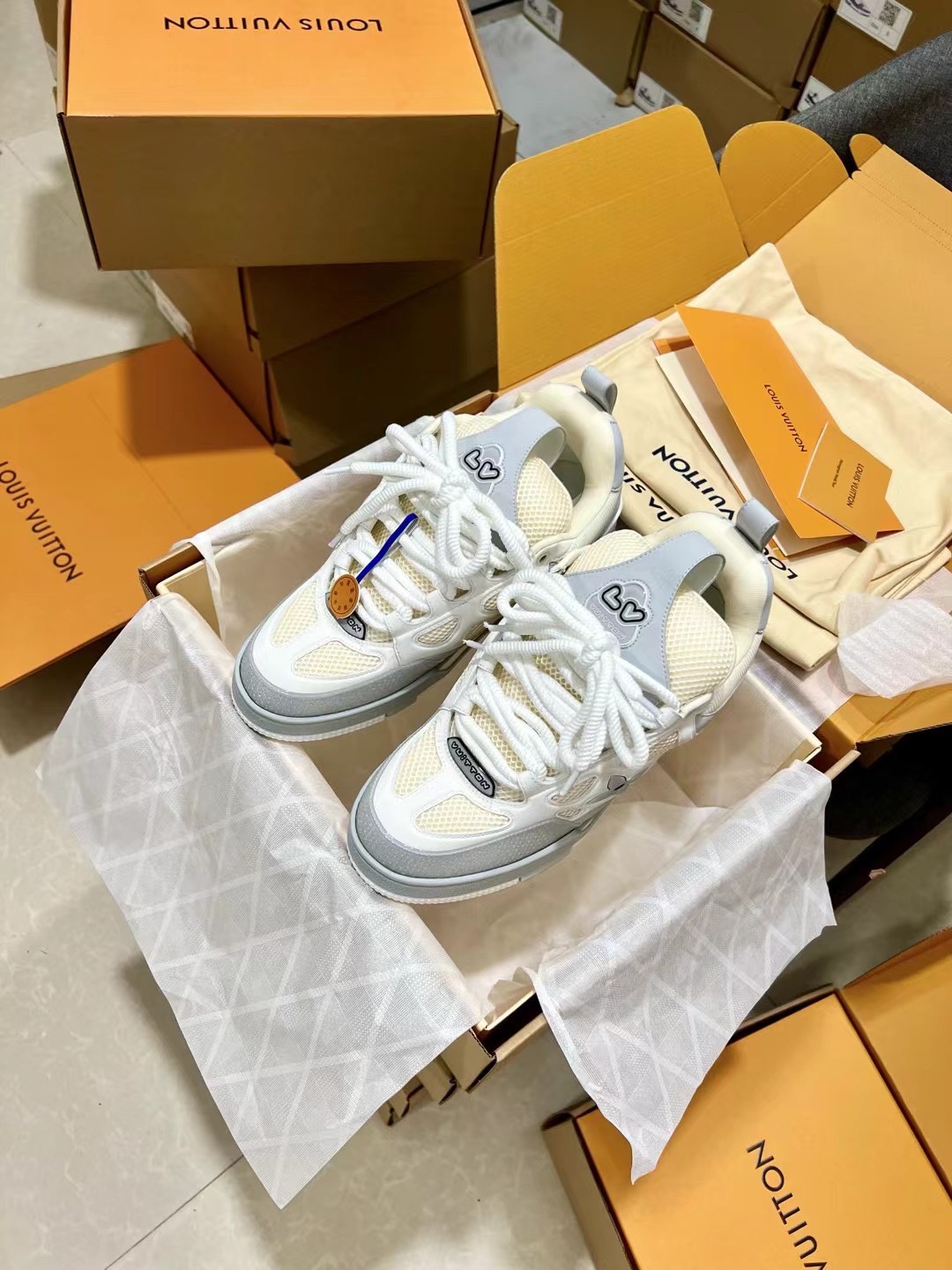 trainer系列认准我们家！广州精品！出厂价470！ 顶级版本：520💰
LV驴牌L家SKATE 系列 最新配色 Tariner运动鞋 滑板鞋 情侣款 复古篮球鞋
原版购入开发 做货 本款 LV Skate 运动鞋以包括科技网格在内的混合材质演绎新季构型。受上世纪 90 年代滑板鞋灵感启发，此款运动鞋采用 Monogram 印花科技内衬与加衬设计，有助于升级舒适体验。Monogram 花卉点缀侧边和外底
配送专柜精美包装🛍📦
▪️面料 :  原版定制头层牛皮
▪️内里 :  进口透气网里
▪️鞋底 :  原版开模防滑TPU材质
▪️底厚 ：3.5CM
▪️Size  :  男款39-45