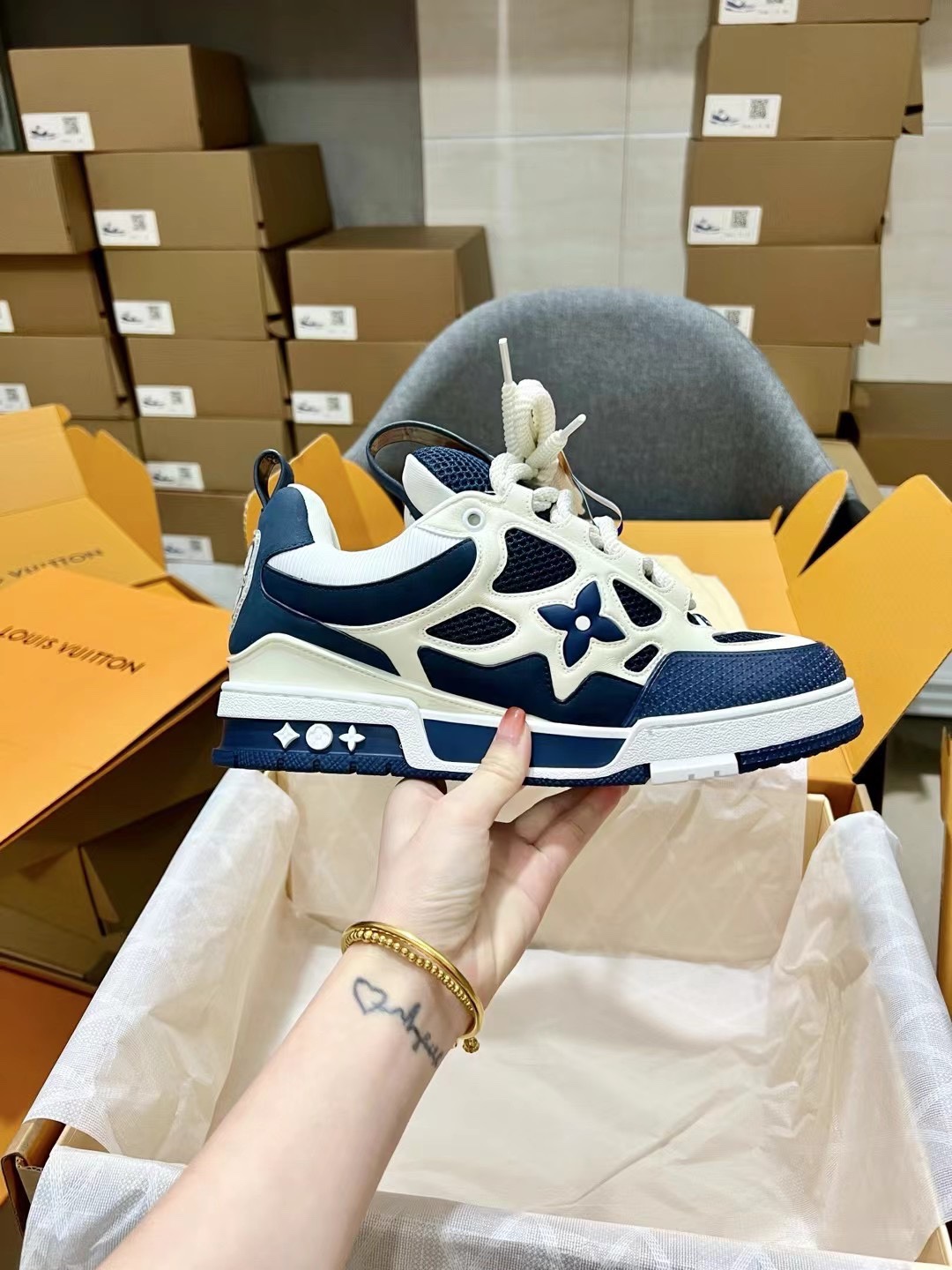 trainer系列认准我们家！广州精品！出厂价470！ 顶级版本：520💰
LV驴牌L家SKATE 系列 最新配色 Tariner运动鞋 滑板鞋 情侣款 复古篮球鞋
原版购入开发 做货 本款 LV Skate 运动鞋以包括科技网格在内的混合材质演绎新季构型。受上世纪 90 年代滑板鞋灵感启发，此款运动鞋采用 Monogram 印花科技内衬与加衬设计，有助于升级舒适体验。Monogram 花卉点缀侧边和外底
配送专柜精美包装🛍📦
▪️面料 :  原版定制头层牛皮
▪️内里 :  进口透气网里
▪️鞋底 :  原版开模防滑TPU材质
▪️底厚 ：3.5CM
▪️Size  :  男款39-45