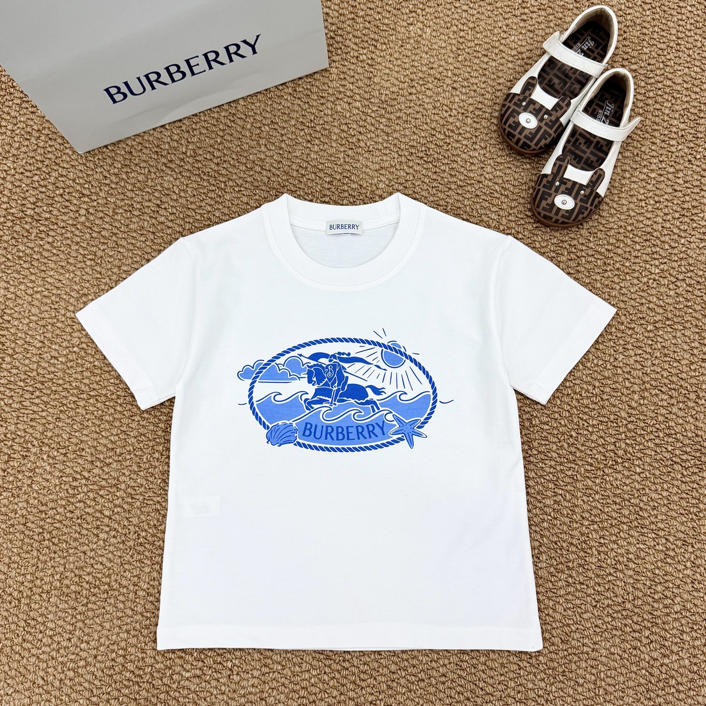 Burberry巴宝莉系列 高品质短袖 三标齐全 尺码 ：90-150 成人：S-2XL 儿童短袖，成人短袖，亲子款