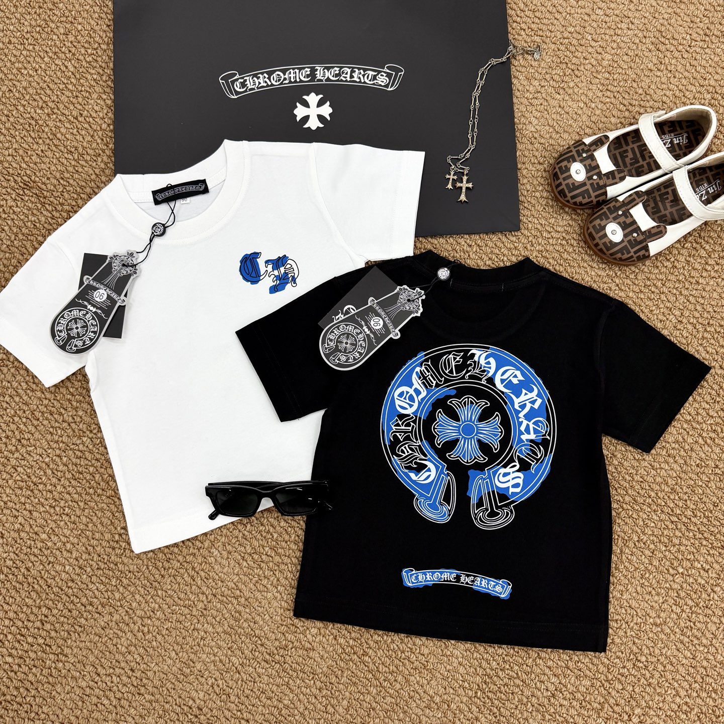 Serie Chrome Hearts Camiseta de alta calidad con tres etiquetas completas Colores: blanco, negro Tallas: 90-150 Adultos…