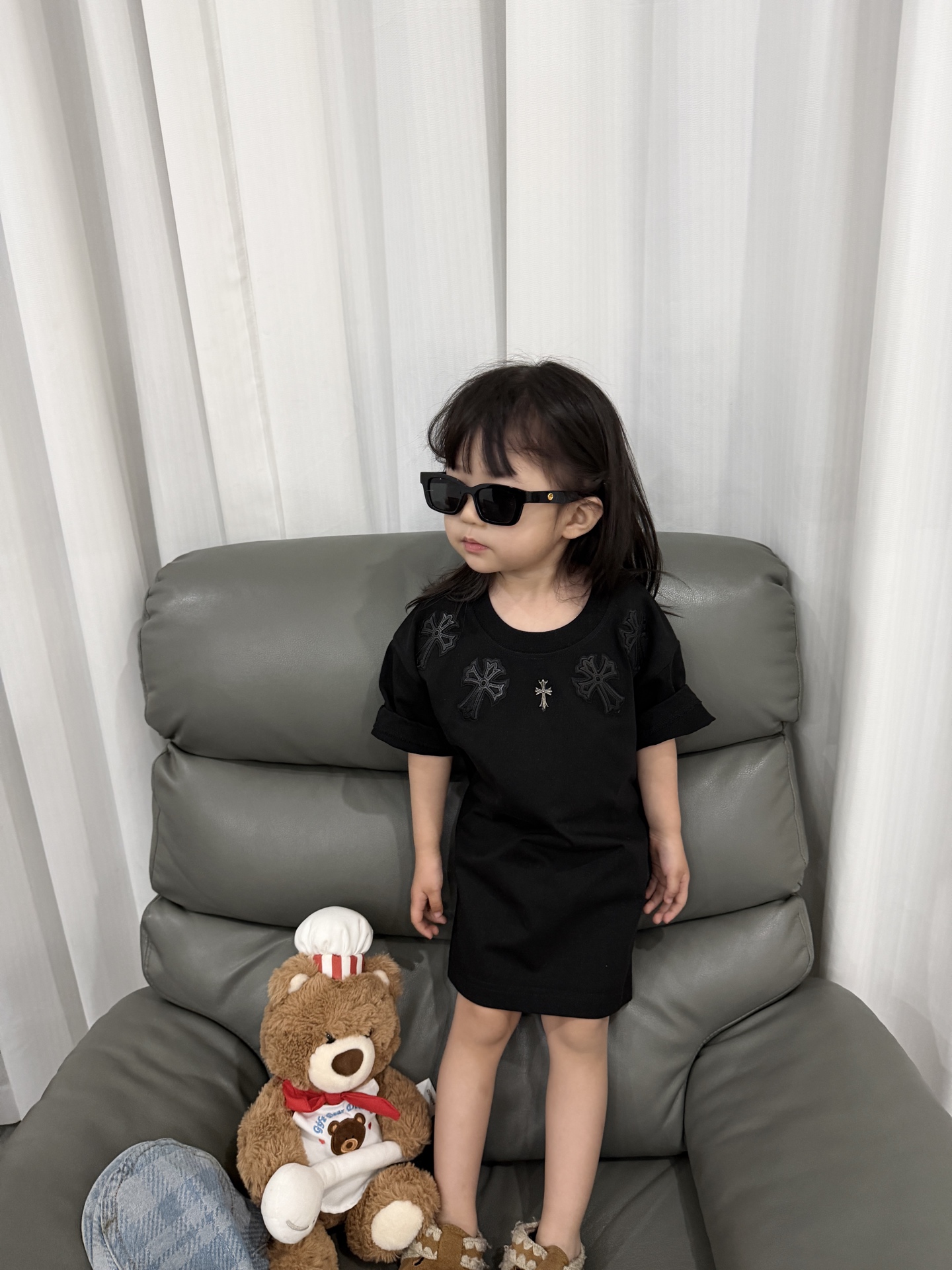 Chrome Hearts# Altura del modelo 90cm, 25 jin, usa talla 130
