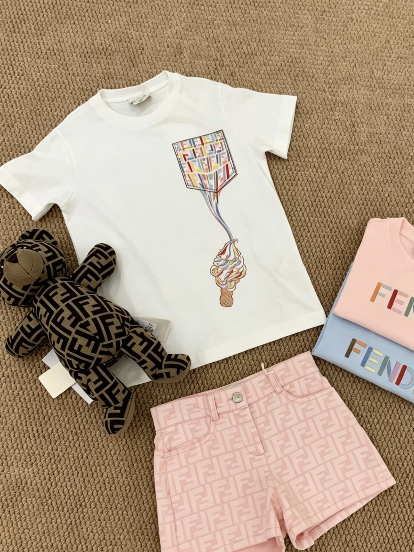 Serie FENDI de alta calidad Camiseta de manga corta con tres etiquetas completas Tallas: 90-150 Adultos: S-2X…