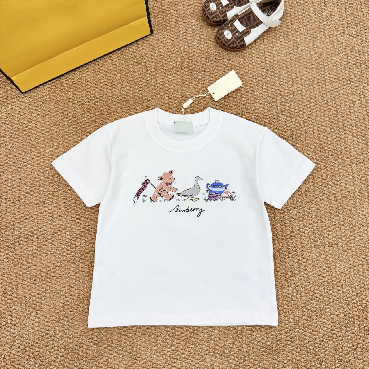 Serie Burberry de alta calidad Camiseta de manga corta con tres etiquetas completas Tallas: 90-150 Camiseta i…