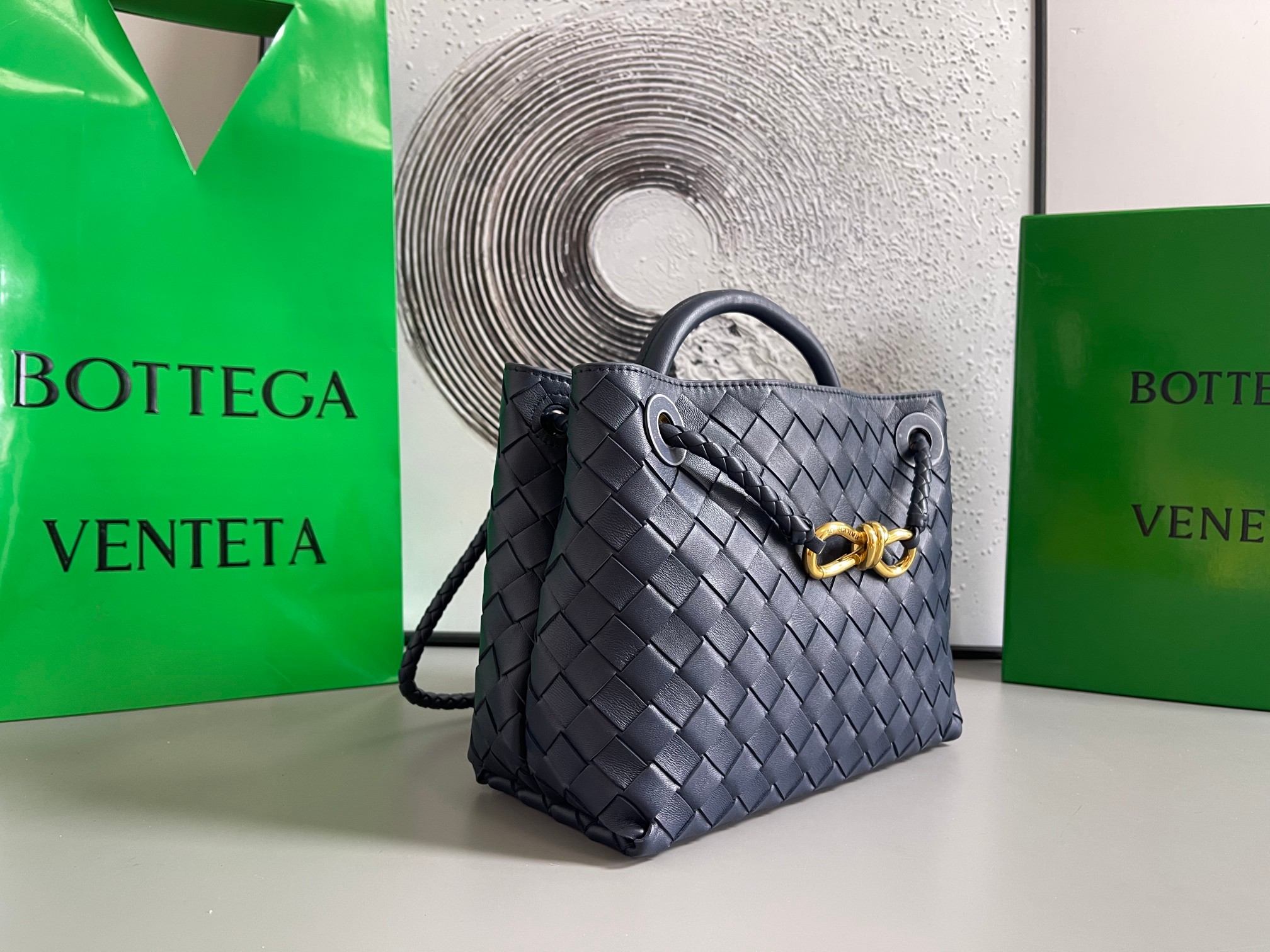 Bottega Veneta BV新款Intrecciato编织皮革小号手提包 配有滑动斜挎背带·内设隔层