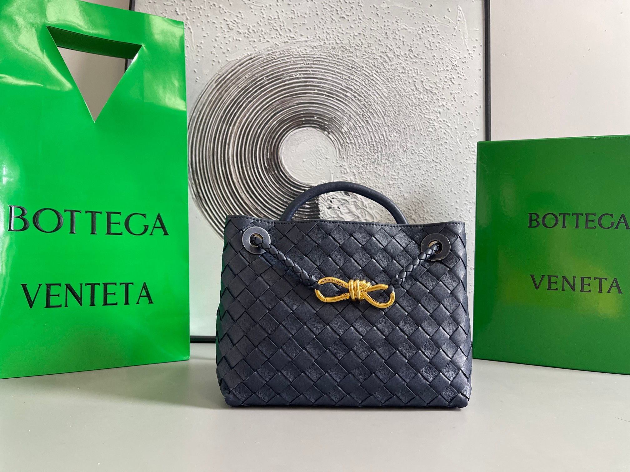 Bottega Veneta BV新款Intrecciato编织皮革小号手提包 配有滑动斜挎背带·内设隔层