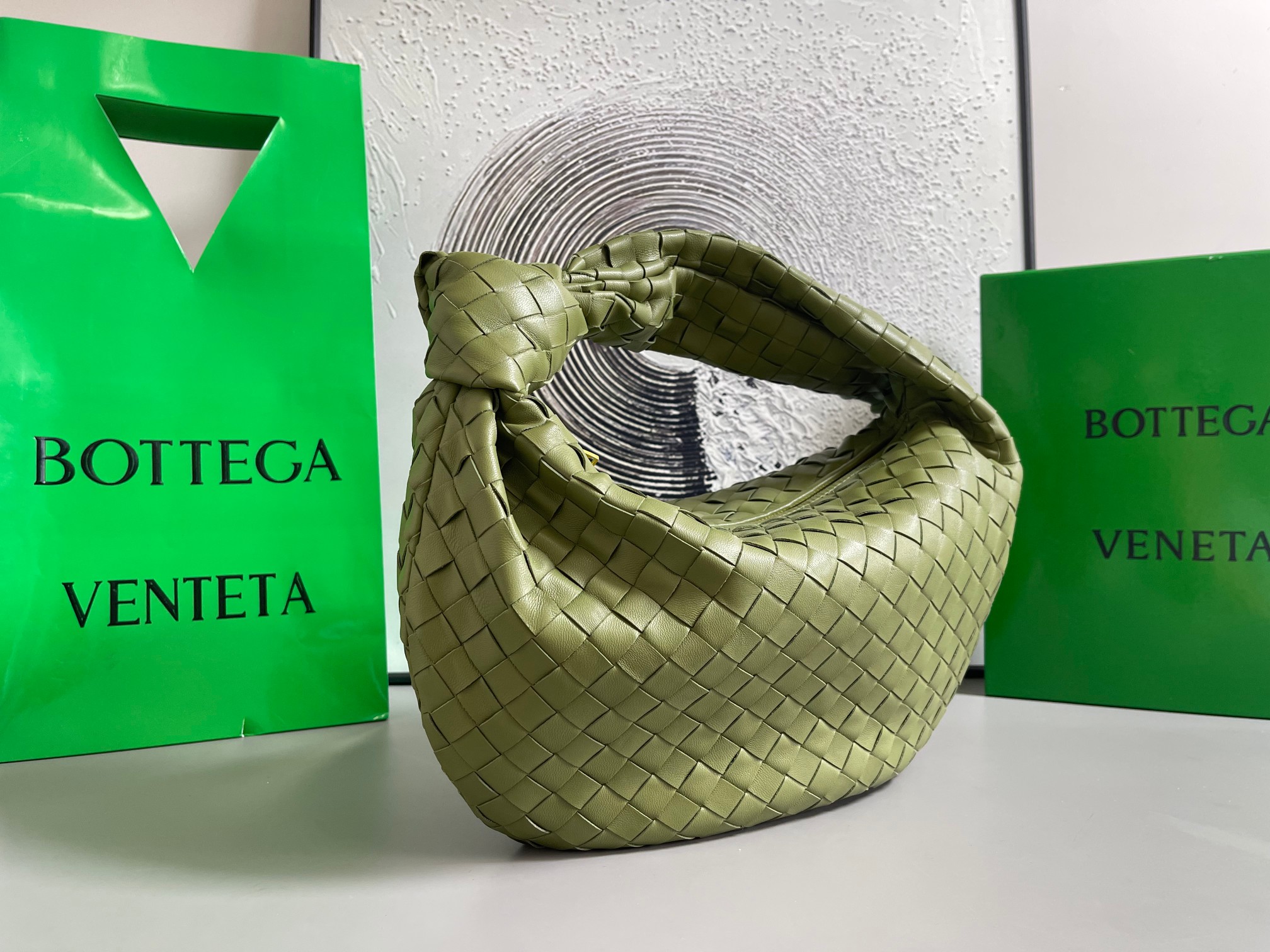 Bottega Veneta 中号BV 葆蝶家2023早春新品女士中号JODIE手袋BV包 新做法是原有的基础上圆化边角