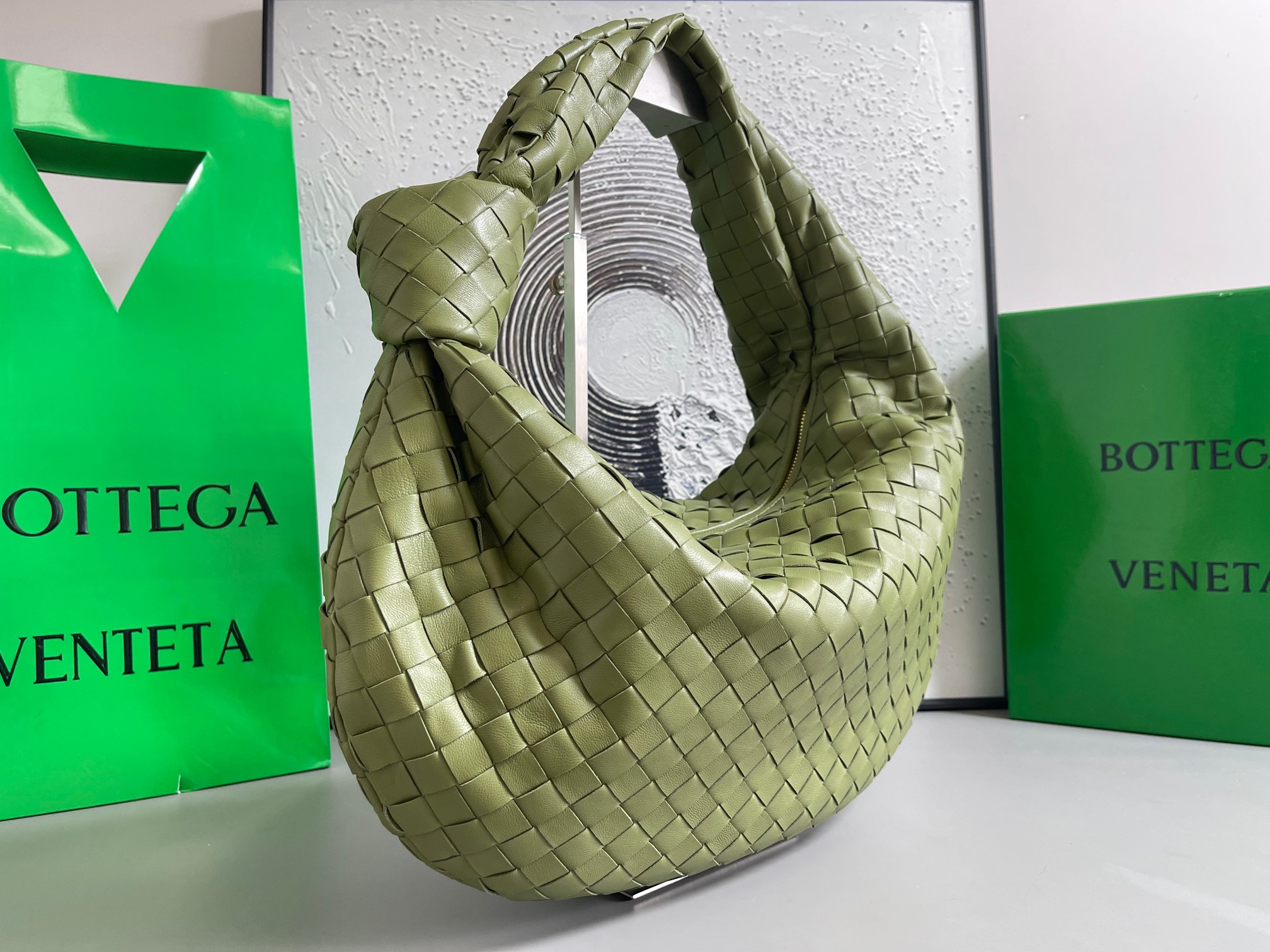 Bottega Veneta 大号Arco手袋 早春新品#、性冷淡风格 有范 充盈活力、恣意洒脱