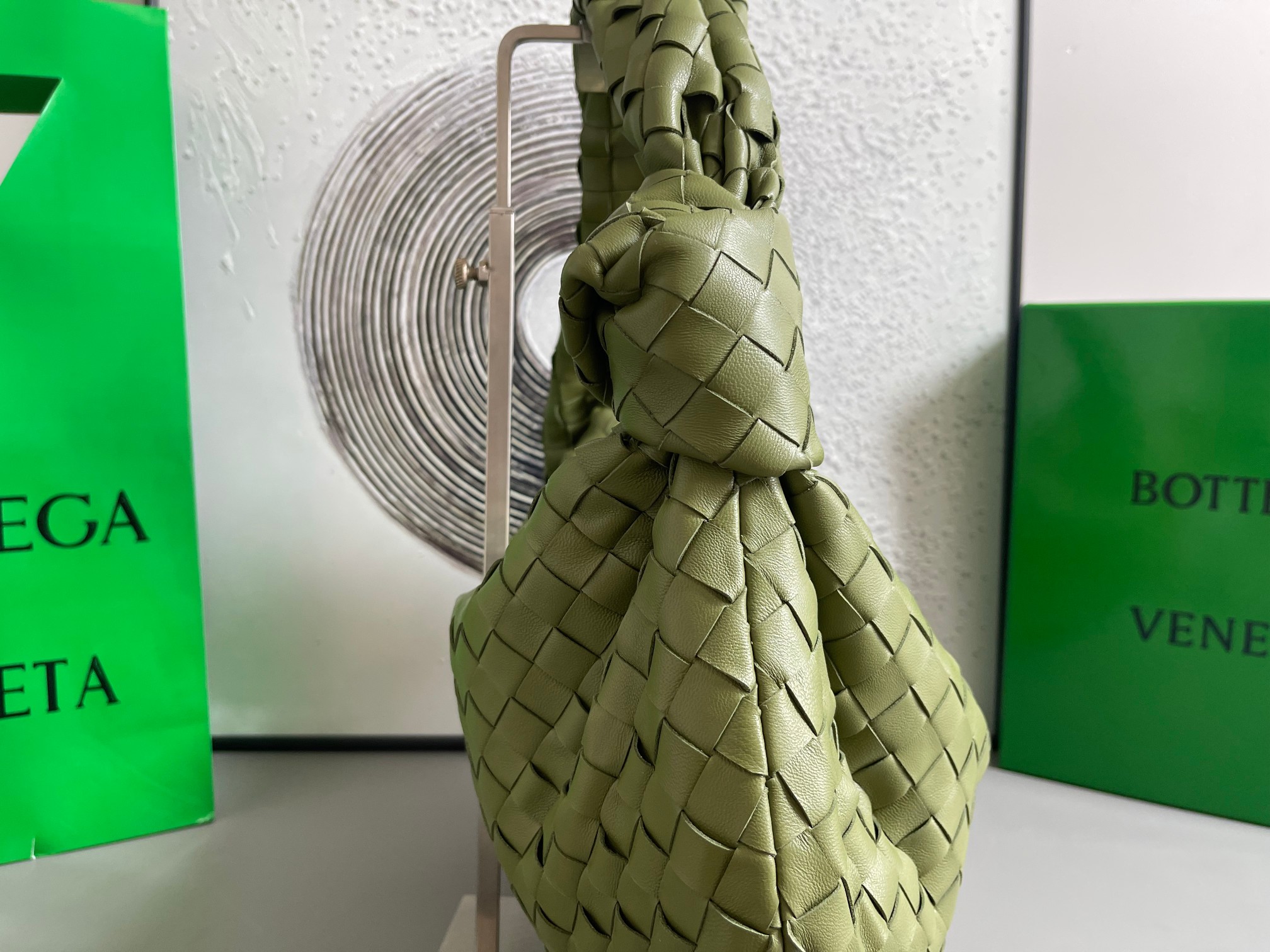 Bottega Veneta 大号Arco手袋 早春新品#、性冷淡风格 有范 充盈活力、恣意洒脱