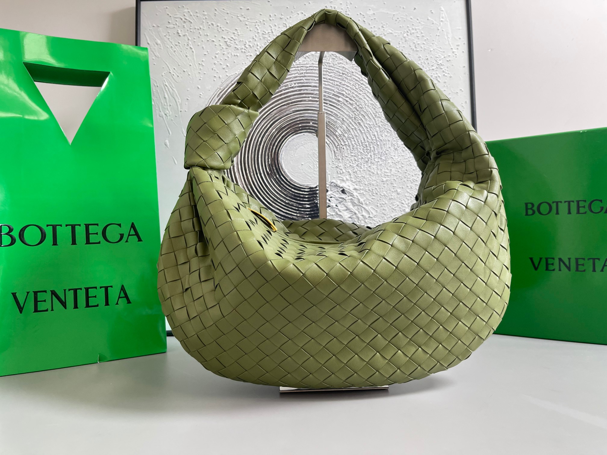 Bottega Veneta 大号Arco手袋 早春新品#、性冷淡风格 有范 充盈活力、恣意洒脱