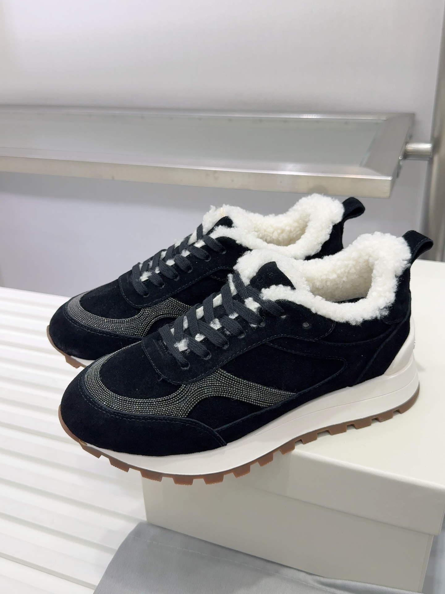 NO:646688,[brunellocucinelli] BC's new autumn and winter new women's striped suede shoes, lambswool lining. Decorative beaded sneakers) model number 26G27. The upper is a one-to-one replica of high mercerized, cowhide splicing special materials. It is matched with a hardware chain that will not fade, and the hardware ruler has no air bubbles. The lining is lambswool, the foot pads are lambswool, and high-density elastic latex (removable independent high-elastic latex insole). The outsole is original like rubber outsole.  Size 35-42 (35, 42 customized, non-returnable), casual shoes/sports shoes, brunello cucinelli, sneakers, cowhide, chamois leather19860909【brunellocucinelli】BC新款秋冬新品女士条纹麂皮单鞋羊羔毛里.装饰镶珠运动鞋）款号26G27 鞋面一比一复刻高丝光、牛皮拼接特殊材料 搭配五金链条不掉色,五金尺无气泡. 内里羊羔毛里 垫脚羊羔毛里,高密度弹力乳胶（可拆卸独立高弹力乳胶鞋垫） 大底原版像胶大底 码数35-42（35,42定做不退换）,休闲鞋/运动鞋,brunello cucinelli,sneakers,cowhide,chamois leather,Women's Shoes