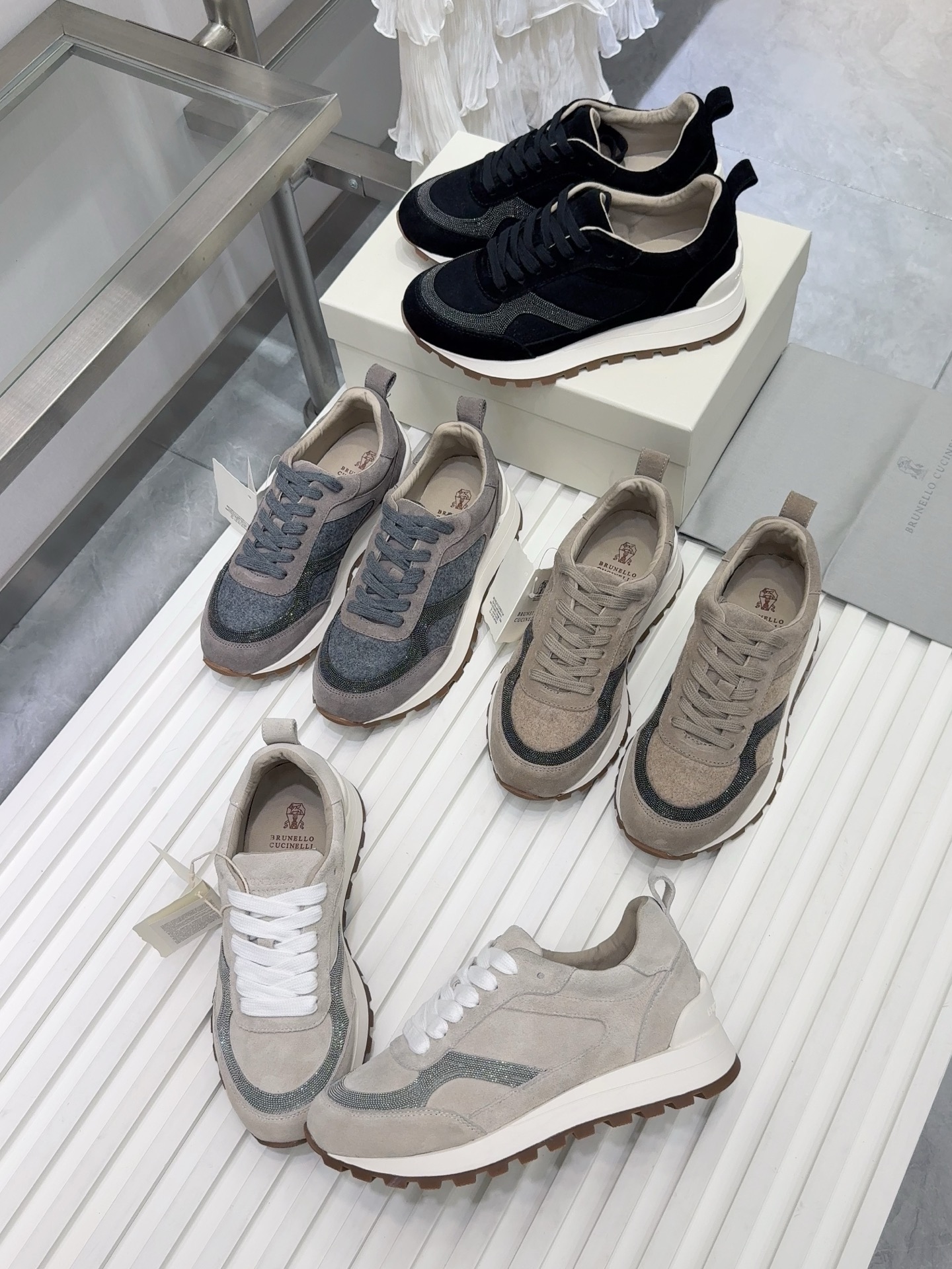 NO:646693,[brunellocucinelli] BC's new autumn and winter new women's striped suede shoes with sweat-absorbent fabric, decorative beaded sneakers) model number 26G27P. The upper is a one-to-one replica of high mercerized, cowhide splicing special materials. It will not fade with the hardware chain, and the hardware ruler will have no bubbles. Sweat-absorbent cloth inside, sweat-absorbent foot pad, high-density elastic latex (removable independent high-elastic latex insole) original rubber outsole  Size 35-42 (35, 42 customized, non-returnable), casual shoes/sports shoes, brunello cucinelli, sneakers, cowhide, chamois leather19860909【brunellocucinelli】BC新款秋冬新品女士条纹麂皮单鞋吸汗布里,装饰镶珠运动鞋）款号26G27P 鞋面一比一复刻高丝光、牛皮拼接特殊材料 搭配五金链条不掉色,五金尺无气泡. 内里吸汗布 垫脚吸汗布,高密度弹力乳胶（可拆卸独立高弹力乳胶鞋垫） 大底原版像胶大底 码数35-42（35,42定做不退换）,休闲鞋/运动鞋,brunello cucinelli,sneakers,cowhide,chamois leather,Women's Shoes